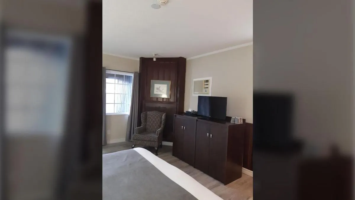 Algonquin Lakeside Inn