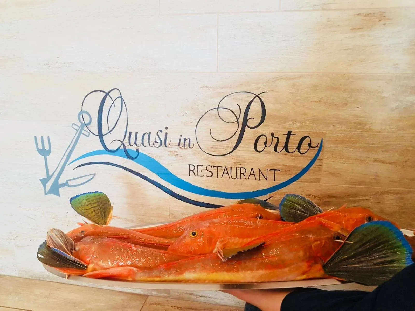 Restaurant/places to eat in Quasi in Porto Rooms