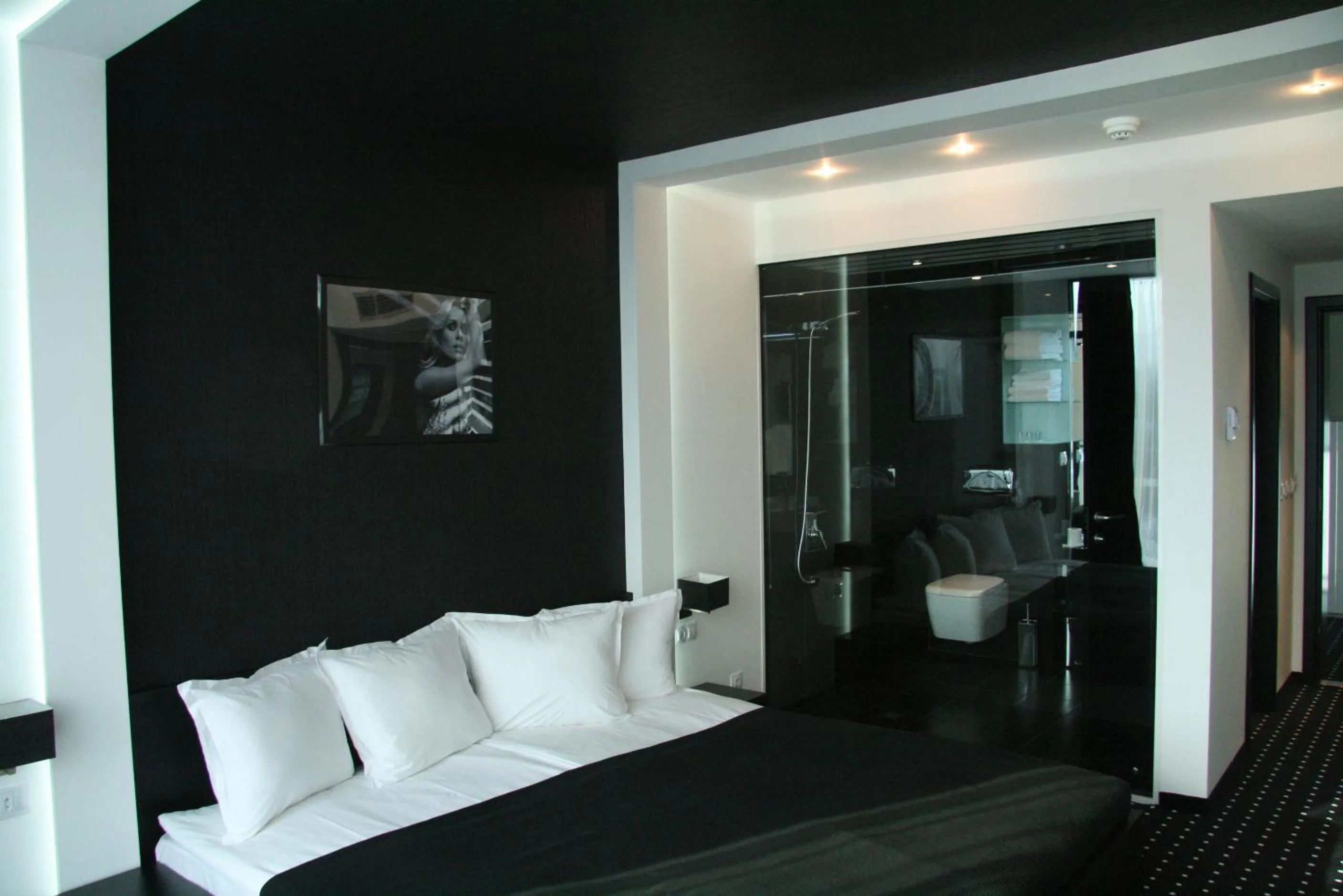 Bedroom, Bed in Hotel Fashion - Free Parking