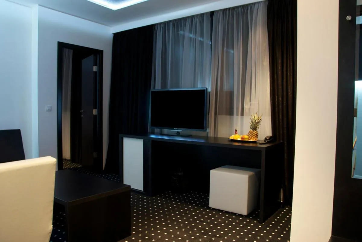 TV and multimedia, Bed in Hotel Fashion - Free Parking