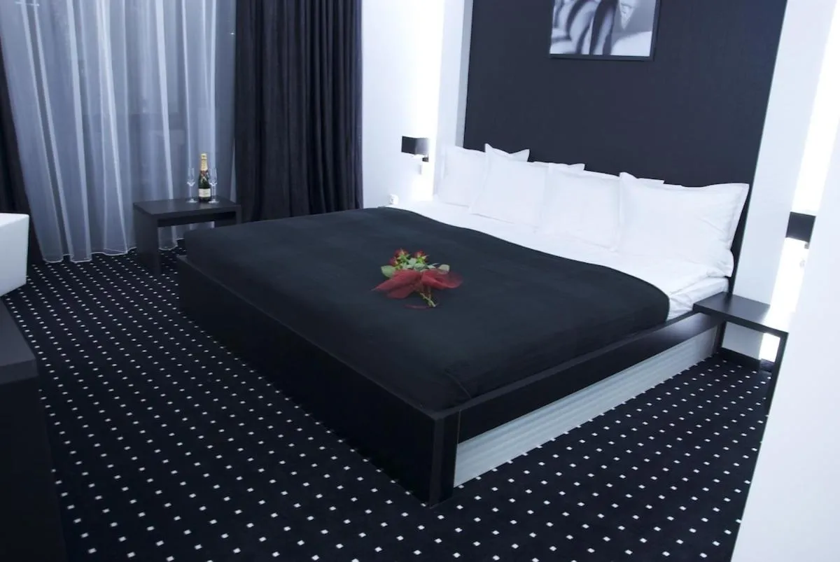 Bedroom, Bed in Hotel Fashion - Free Parking