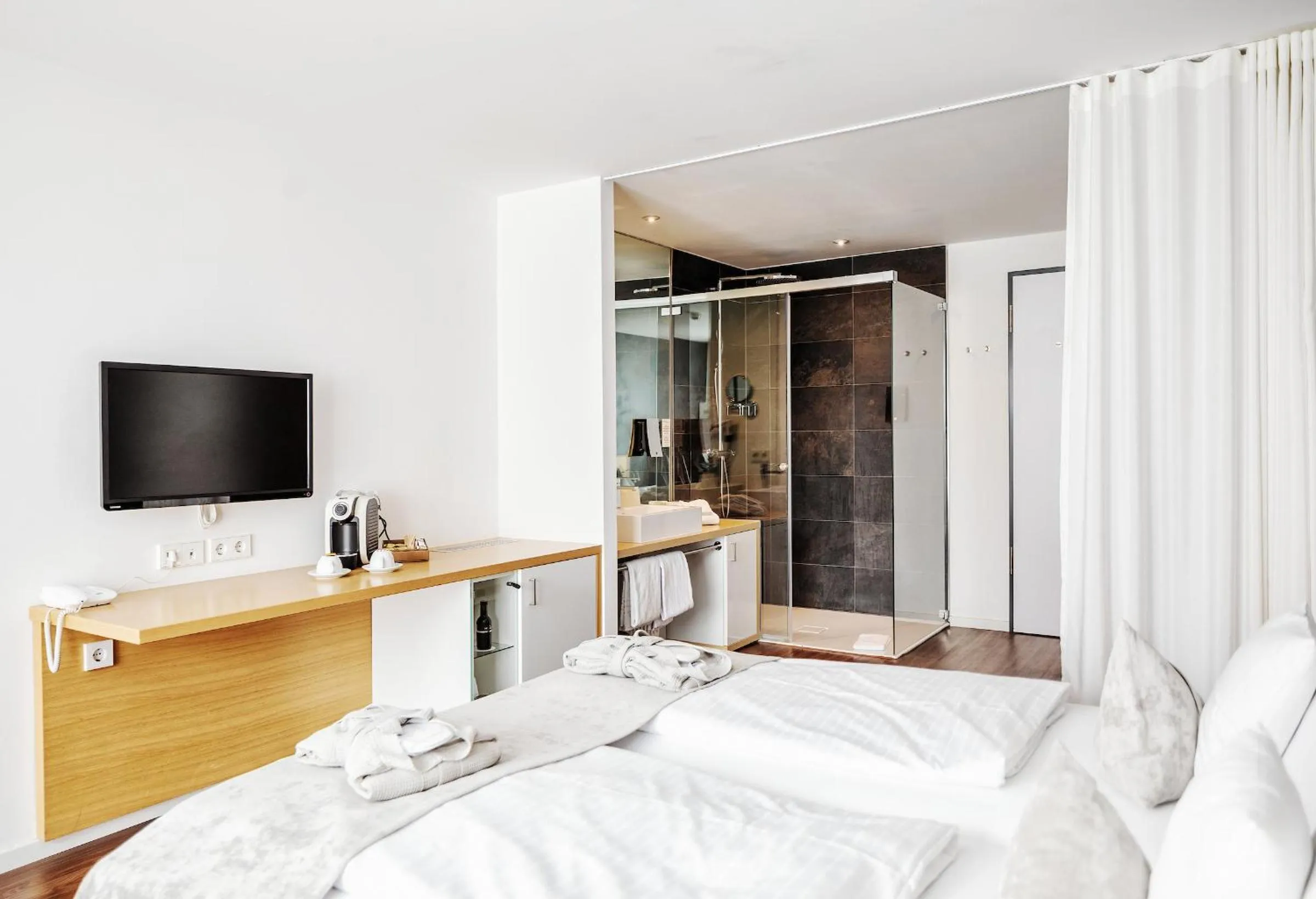 Bathroom, Bed in Seevital Hotel & SPA - Ihr 4 Sterne Superior Hideaway direkt am See