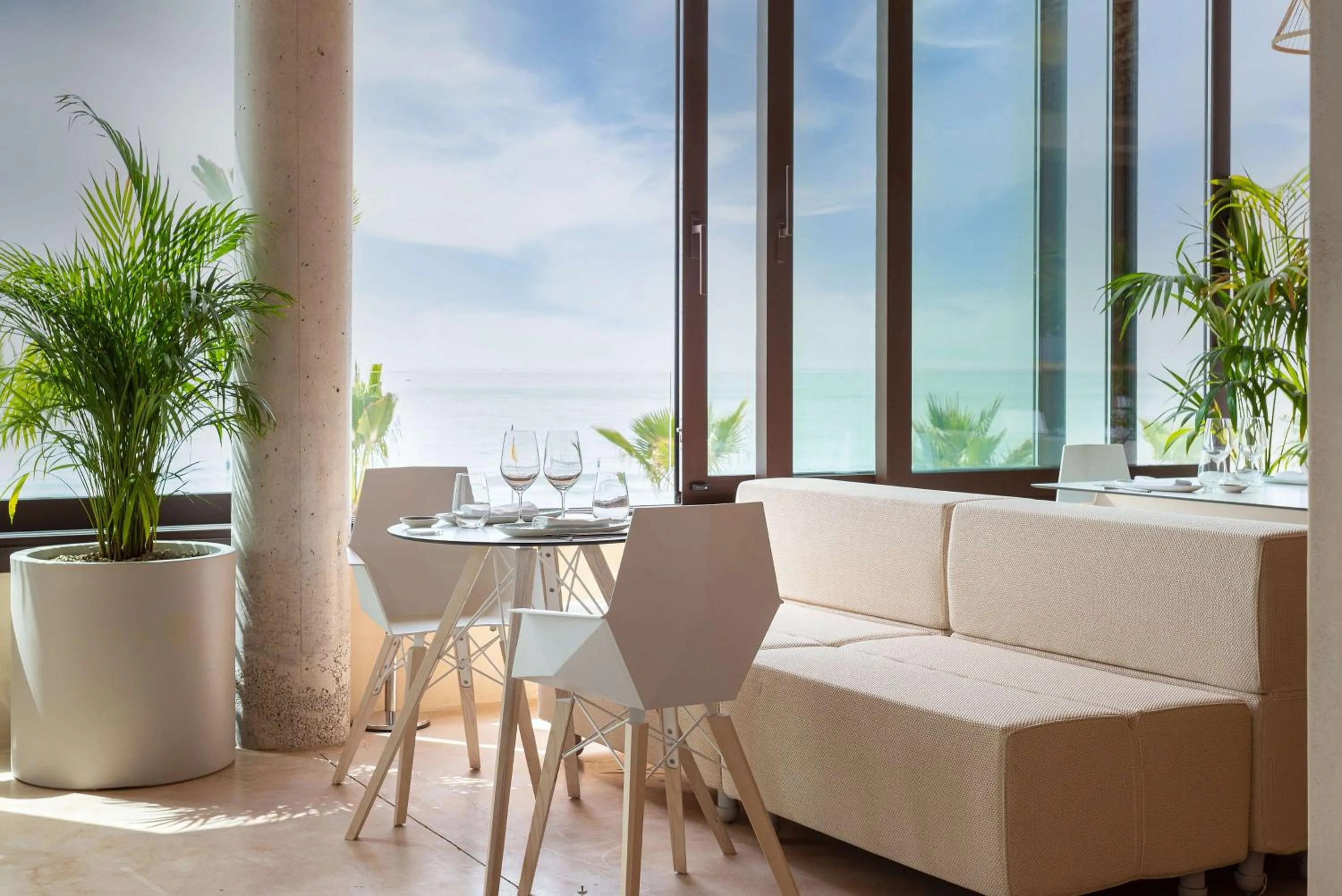 Restaurant/places to eat in Higuerón Hotel Málaga, Curio Collection by Hilton