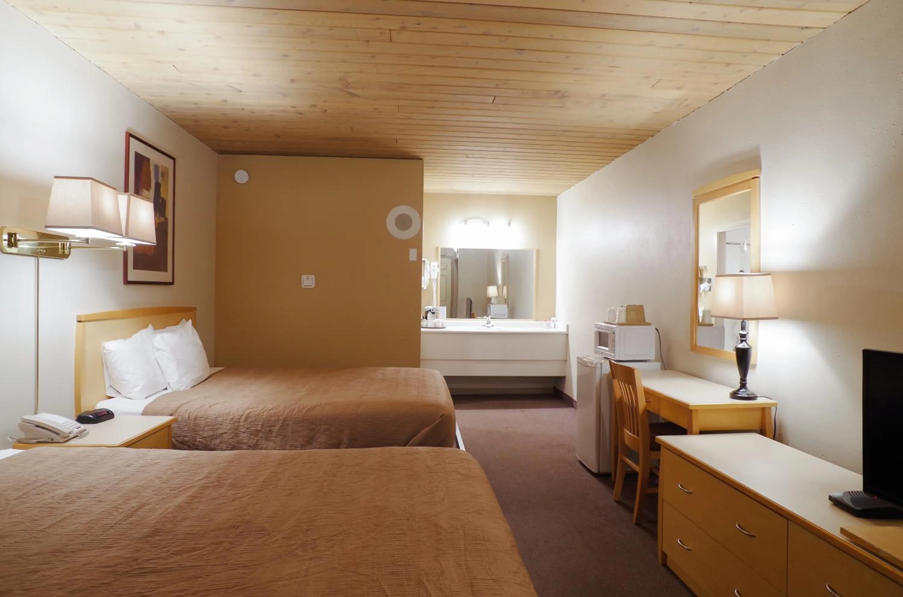 Bed in Canadas Best Value Inn and Suites Fernie