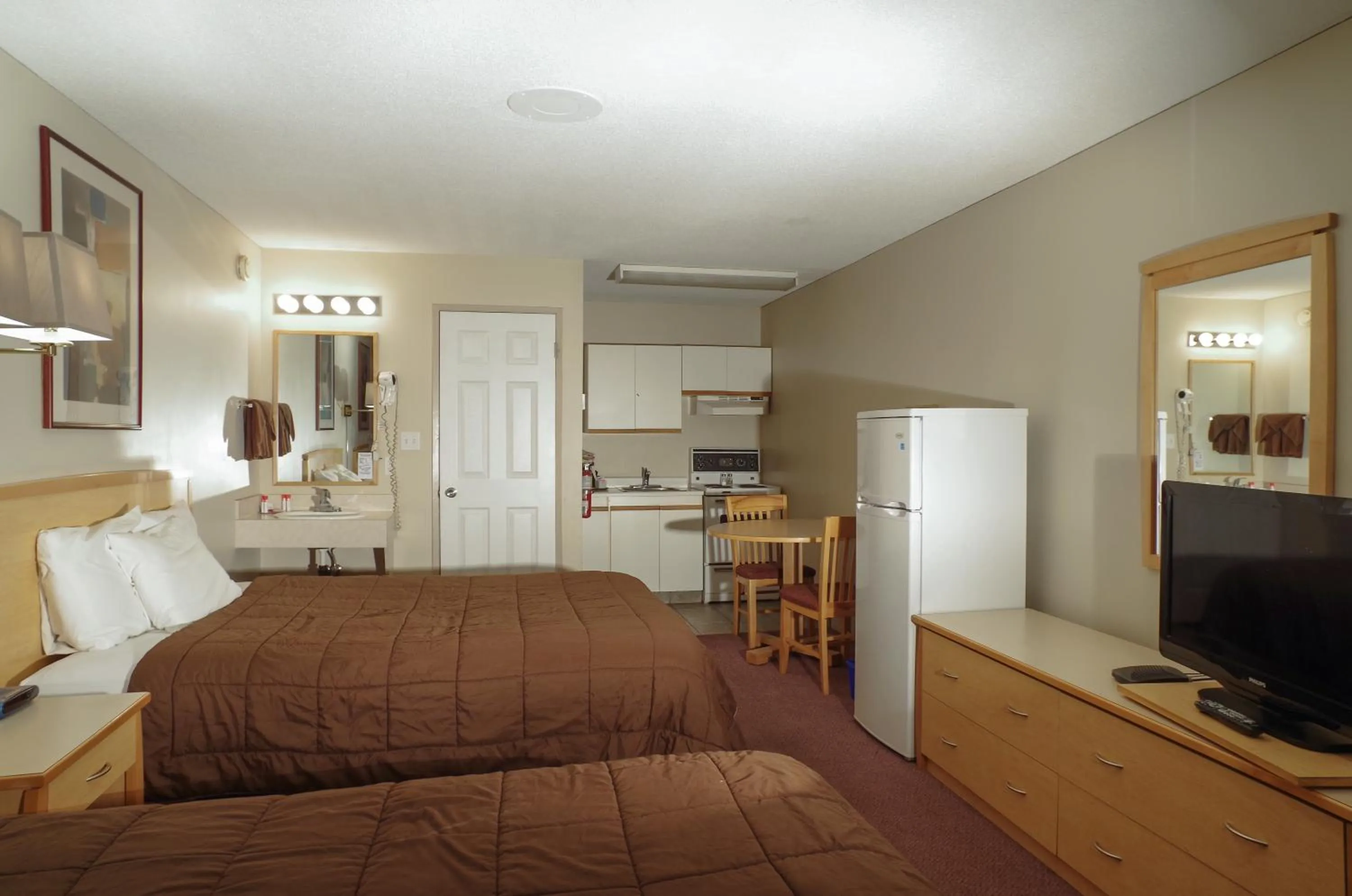Kitchen or kitchenette, Bed in Canadas Best Value Inn and Suites Fernie