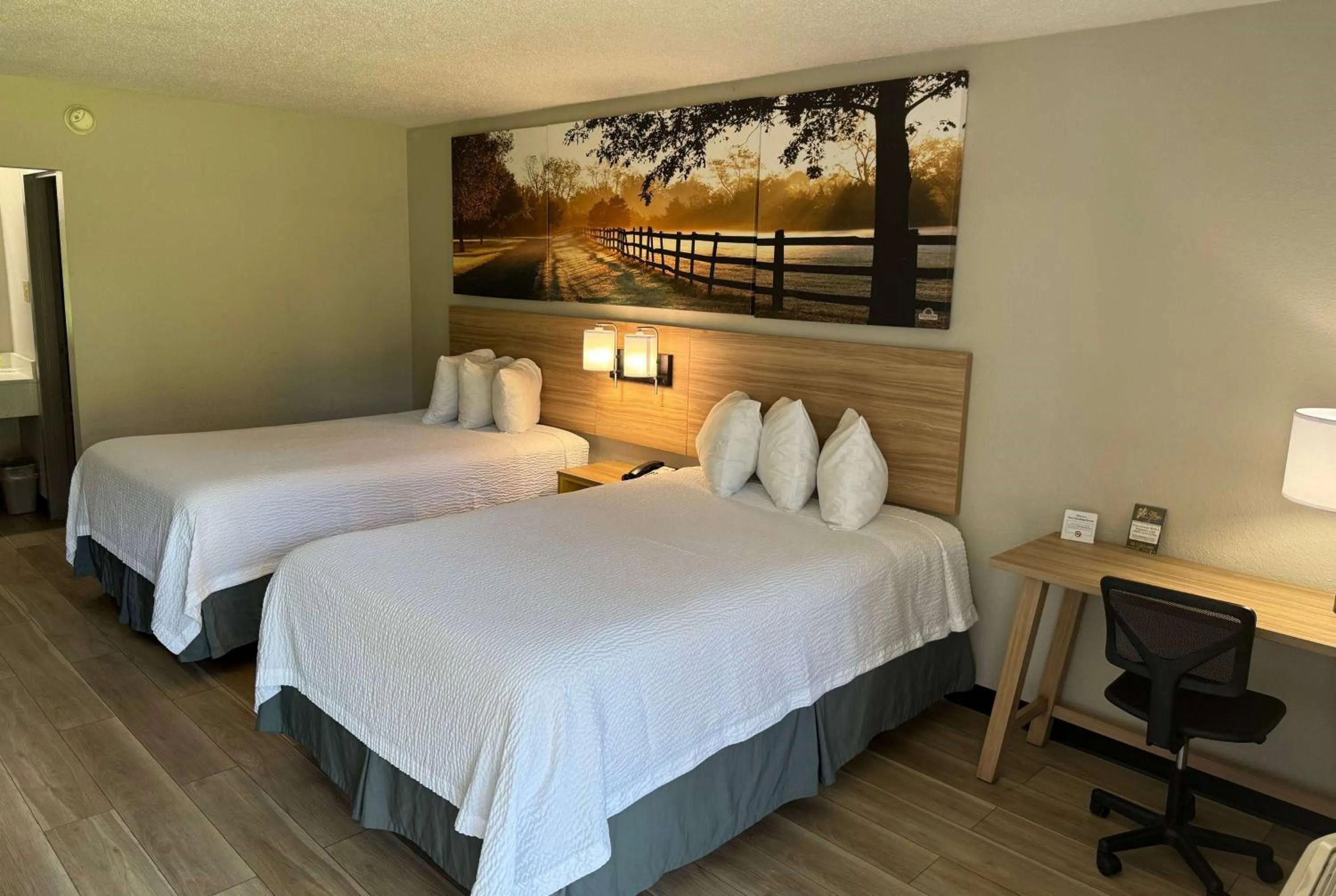 Photo of the whole room, Bed in Days Inn by Wyndham Crystal River