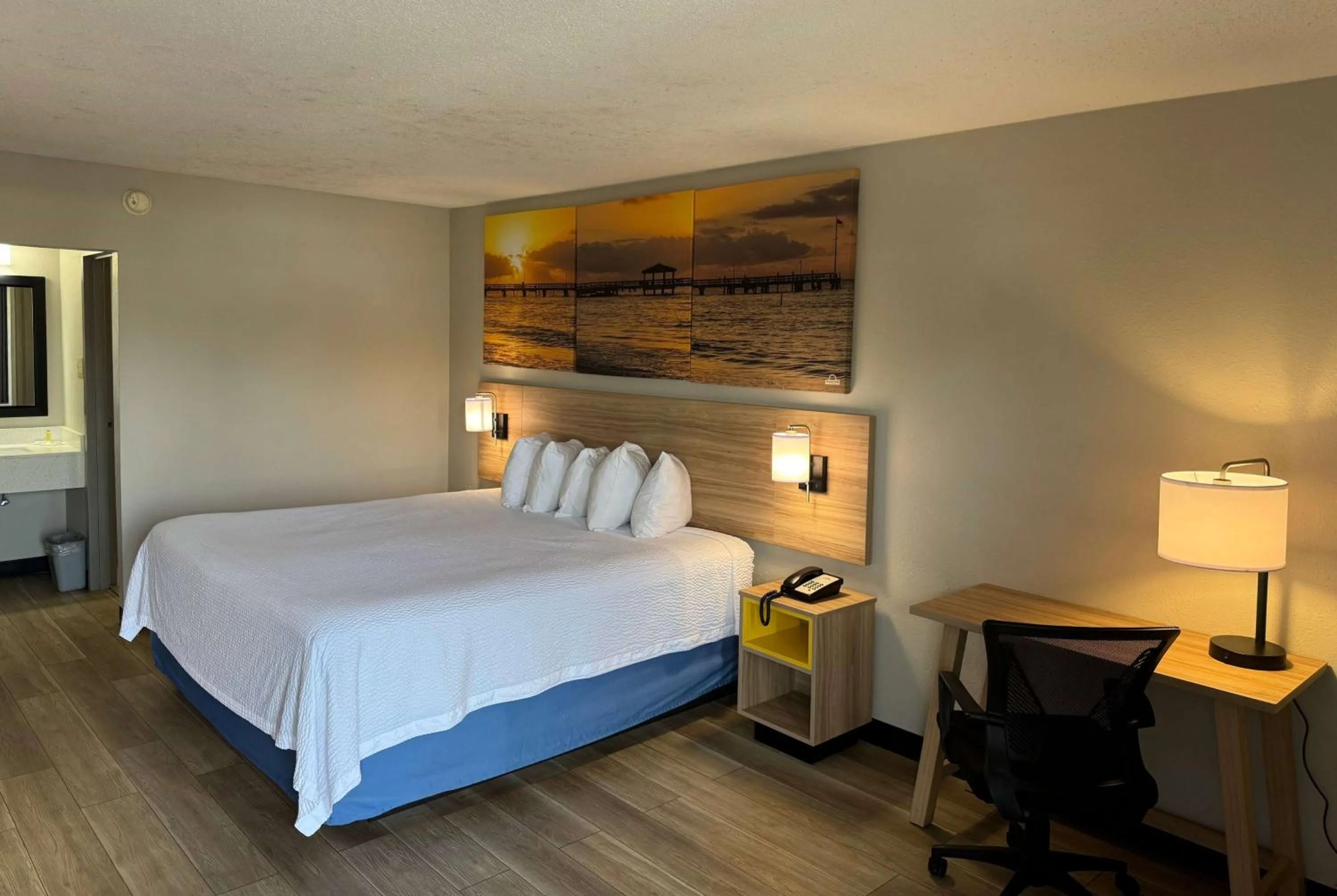 Photo of the whole room, Bed in Days Inn by Wyndham Crystal River