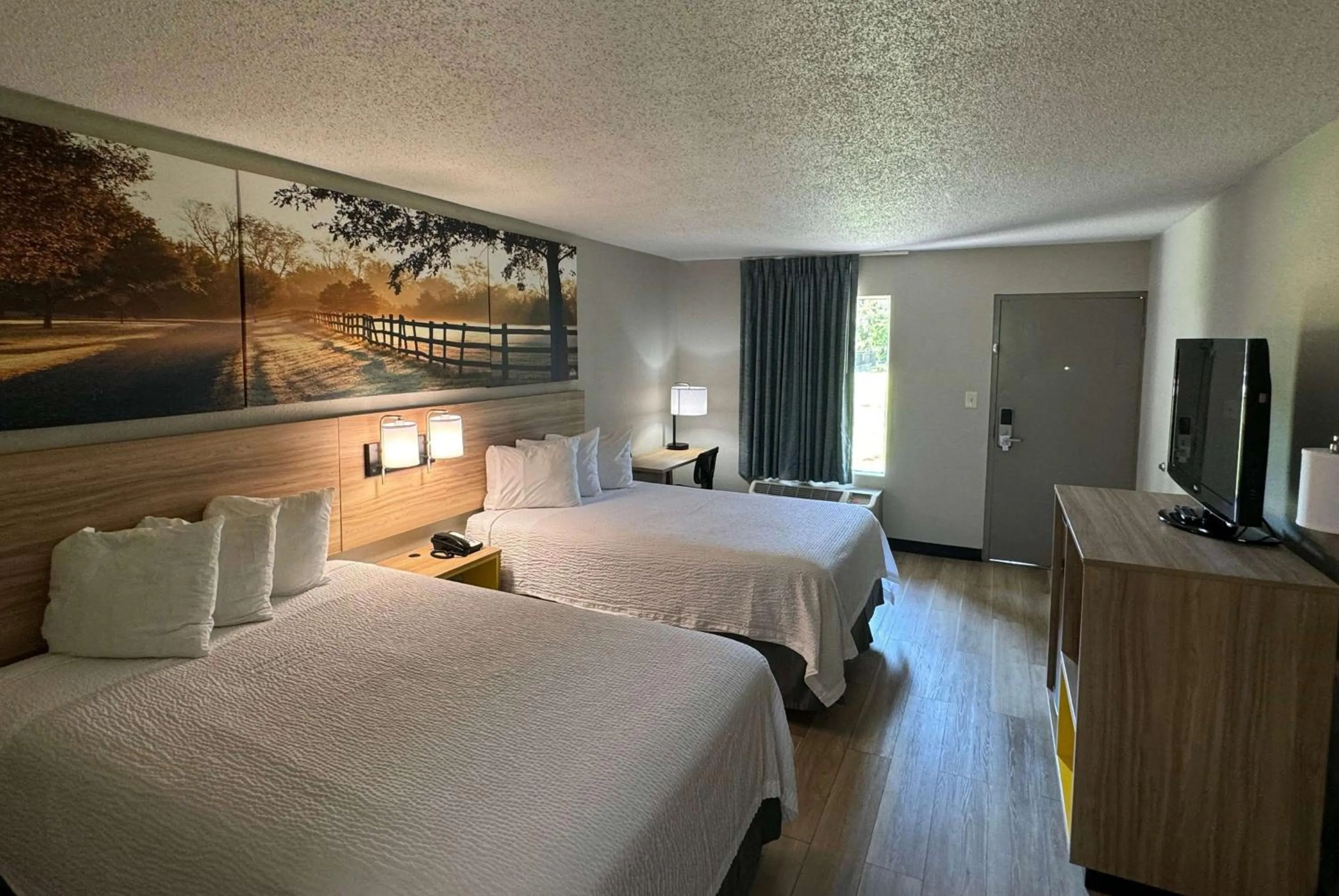 Photo of the whole room, Bed in Days Inn by Wyndham Crystal River