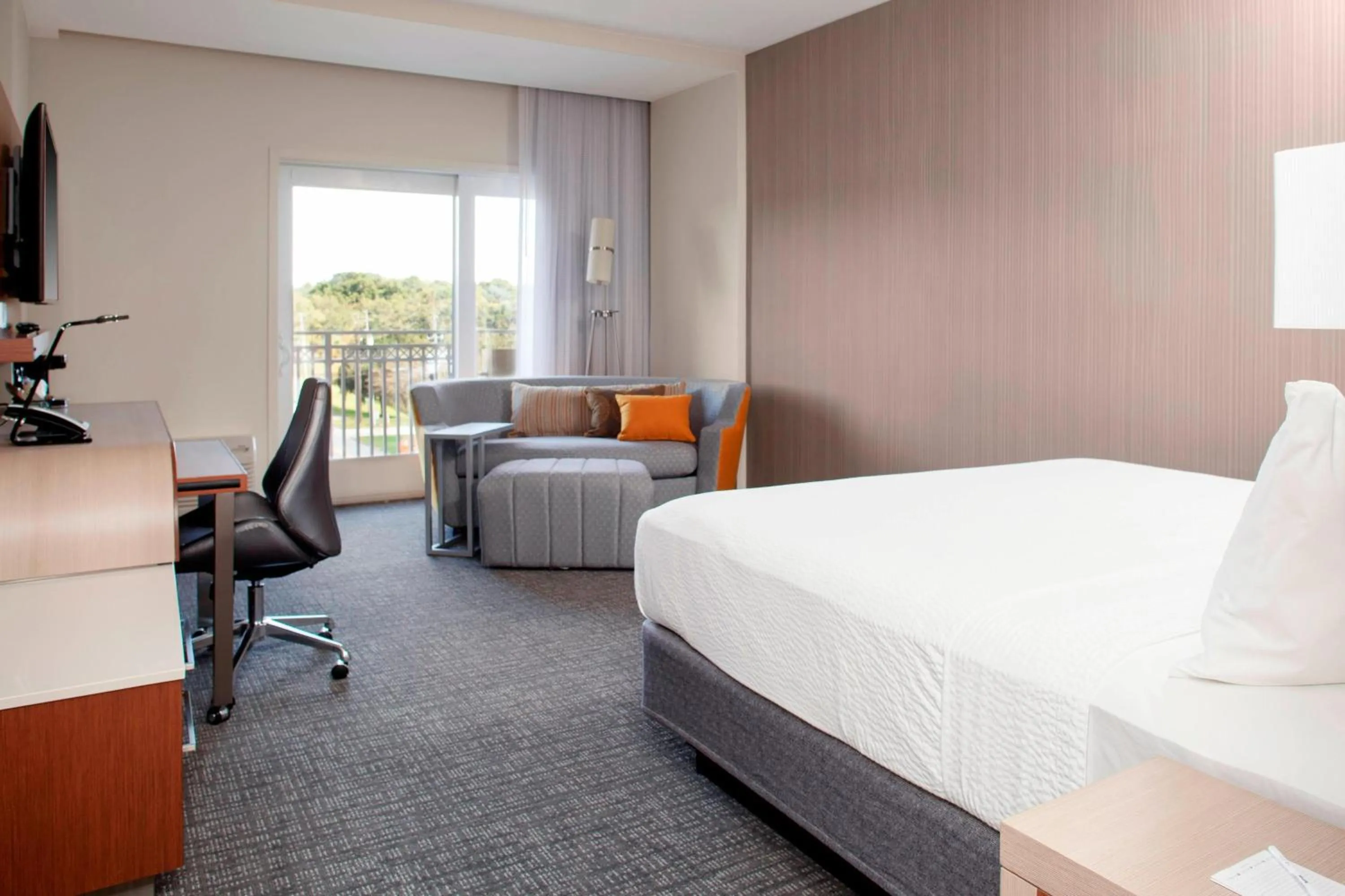 Photo of the whole room, Bed in Courtyard by Marriott DeLand Historic Downtown