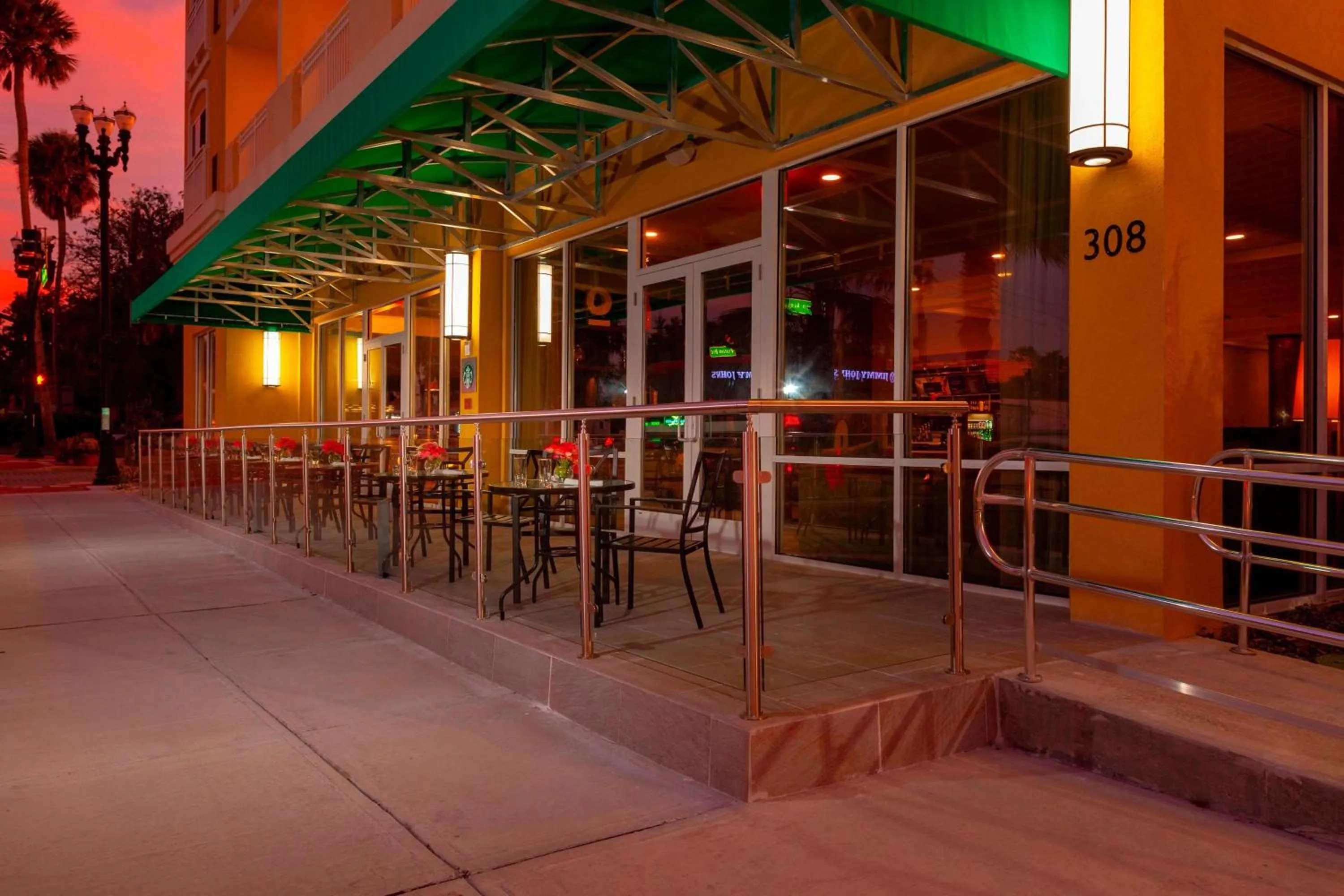 Restaurant/places to eat in Courtyard by Marriott DeLand Historic Downtown