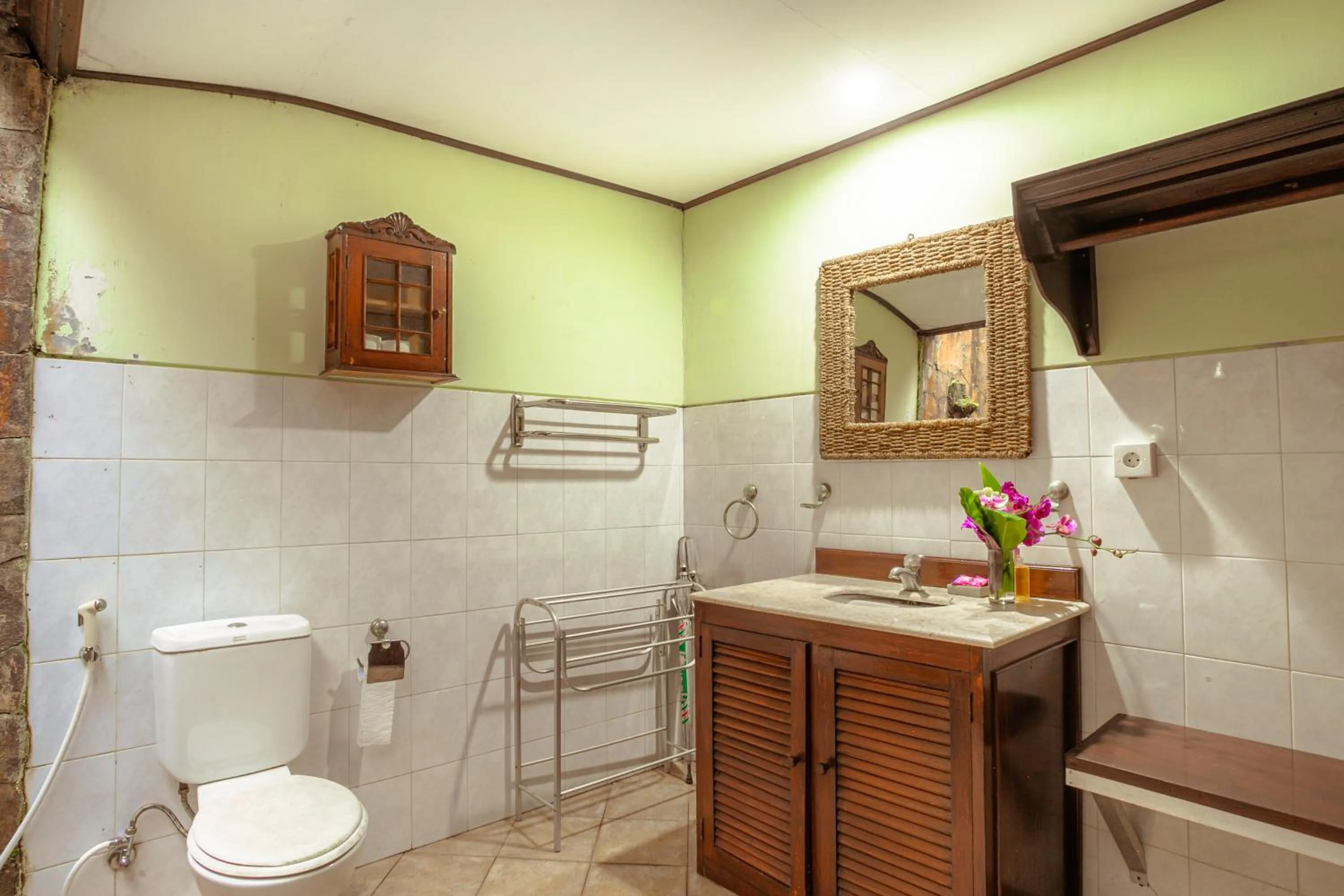 Toilet in Pacung Indah Hotel & Restaurant by ecommerceloka