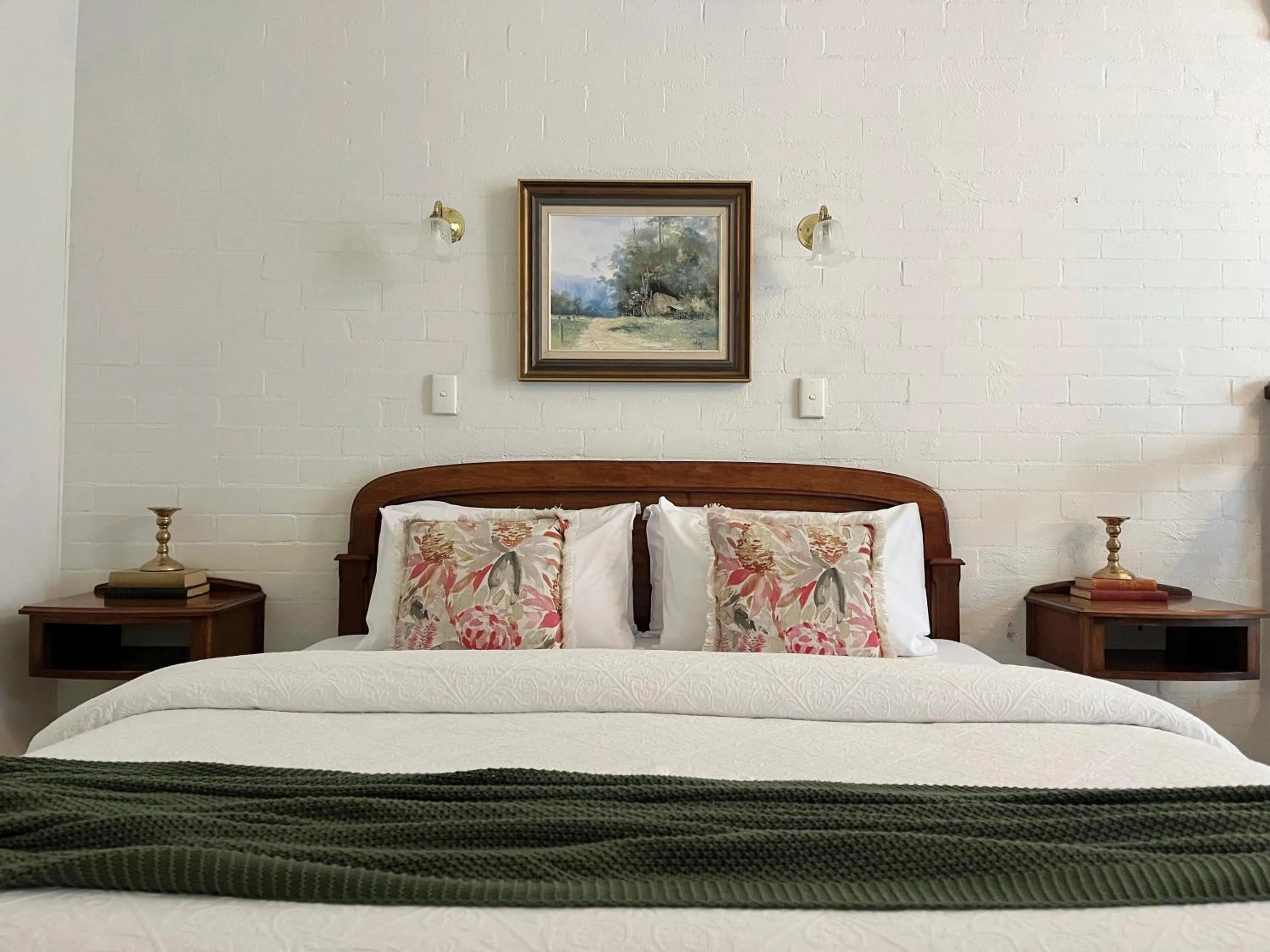 Bed in Victoria House Motor Inn