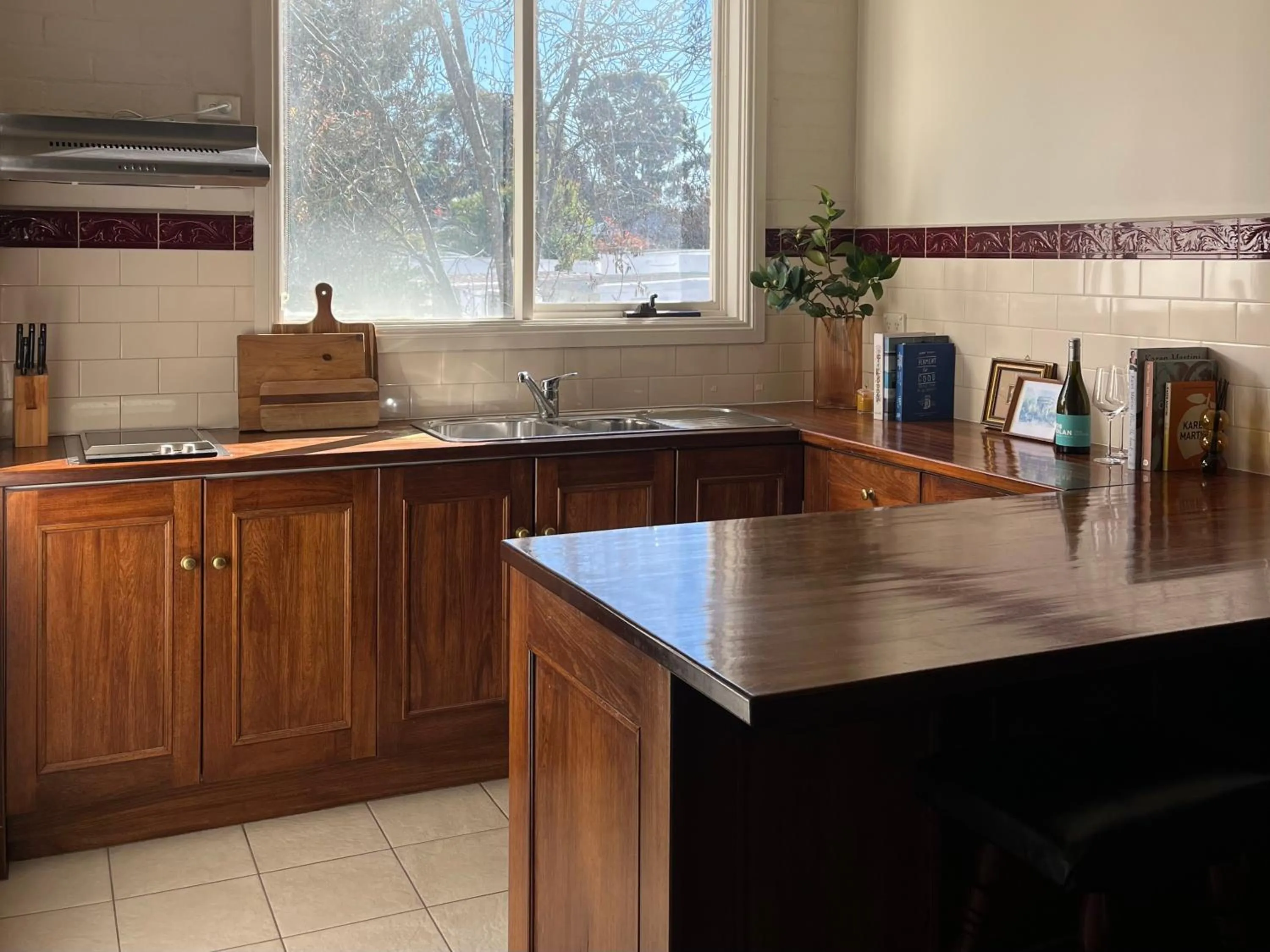 Kitchen or kitchenette in Victoria House Motor Inn