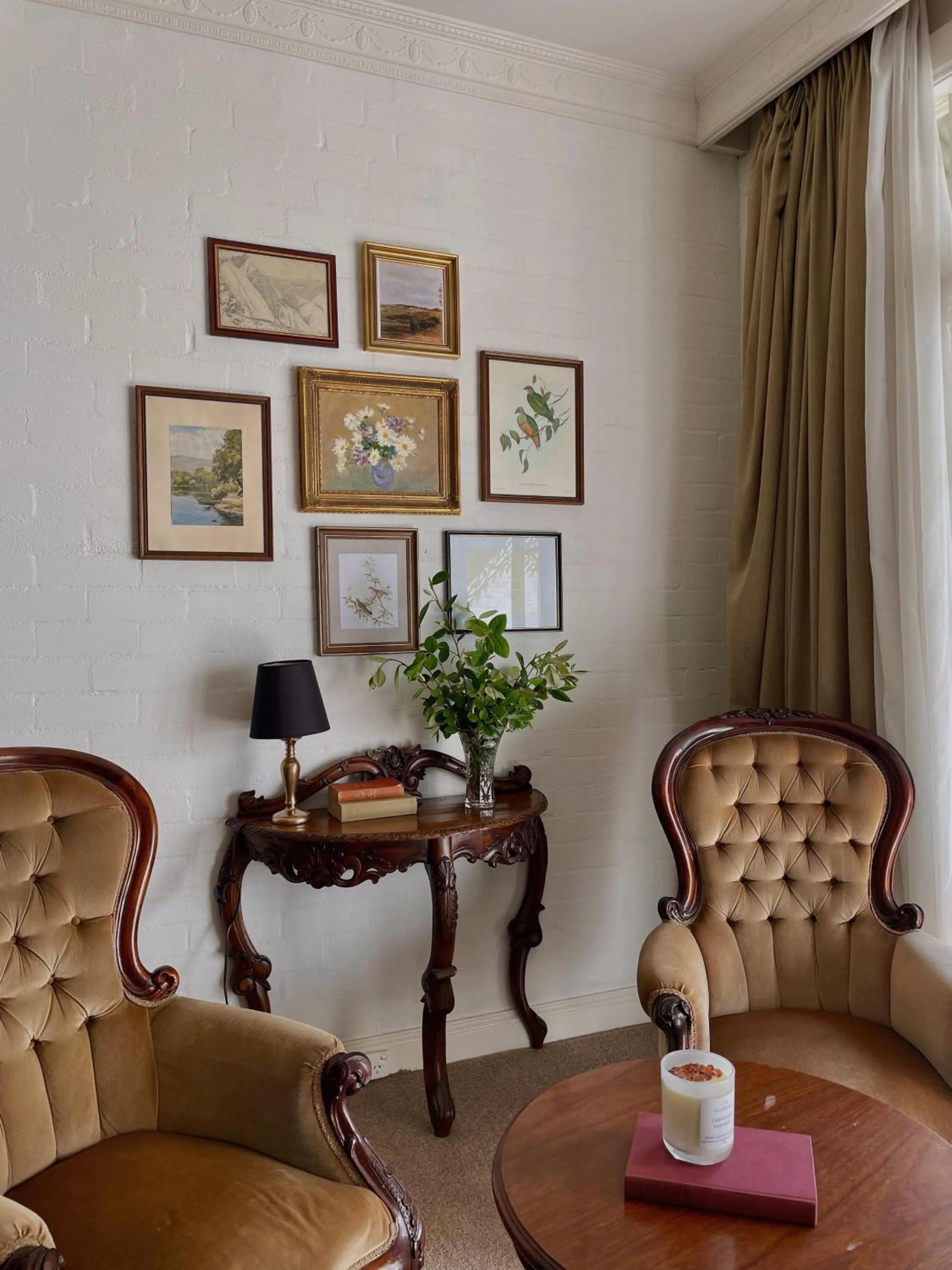 Living room in Victoria House Motor Inn