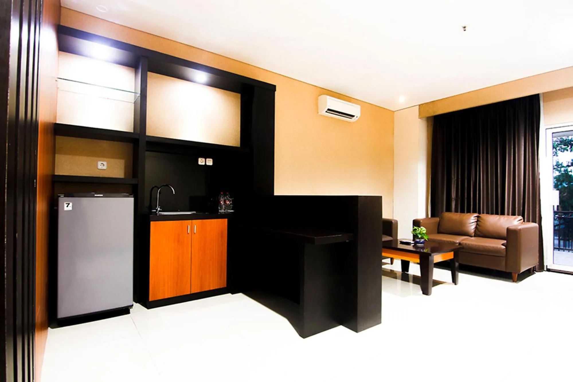 Kitchen or kitchenette in Parkside Mandarin Hotel Pekalongan