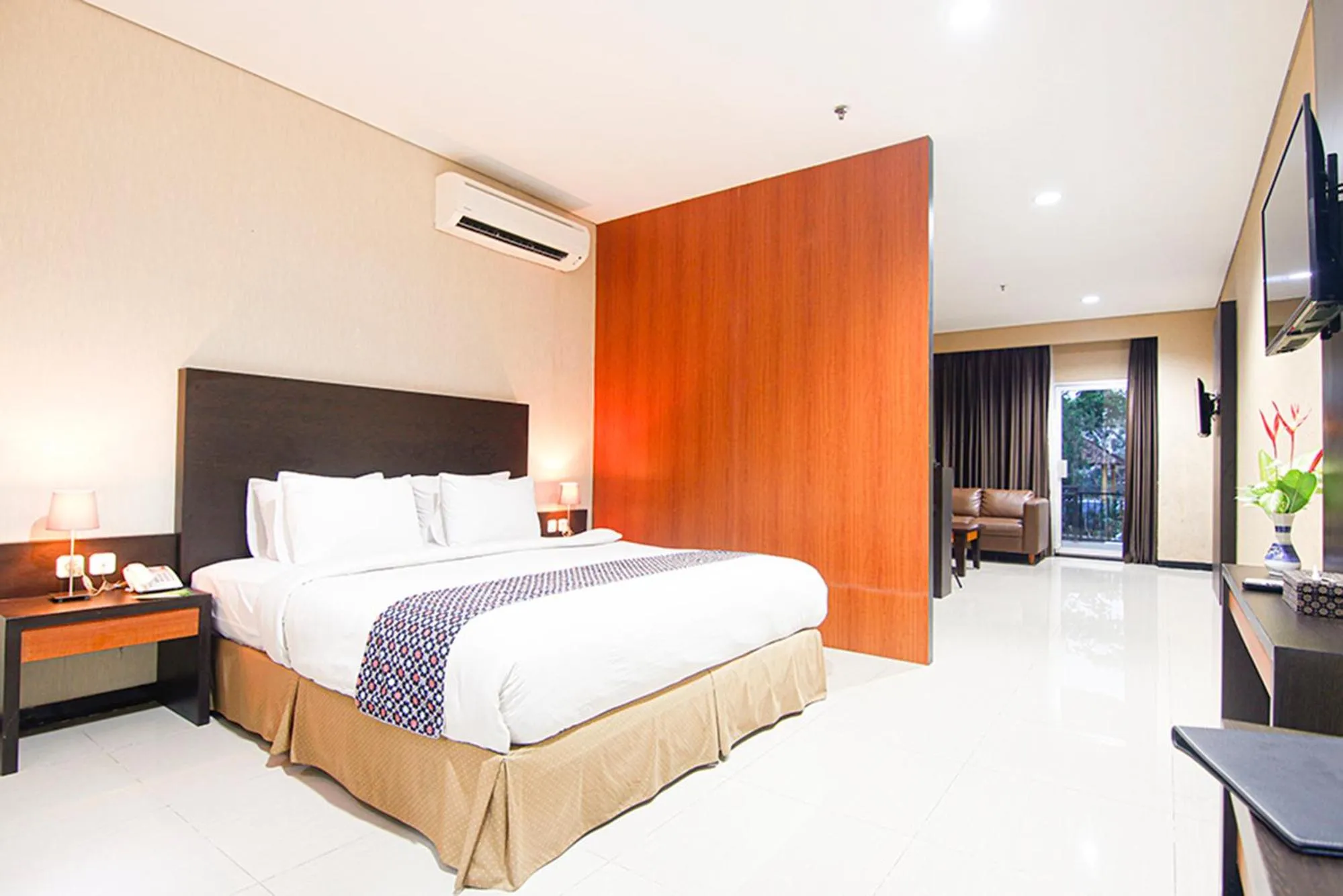 Bed in Parkside Mandarin Hotel Pekalongan
