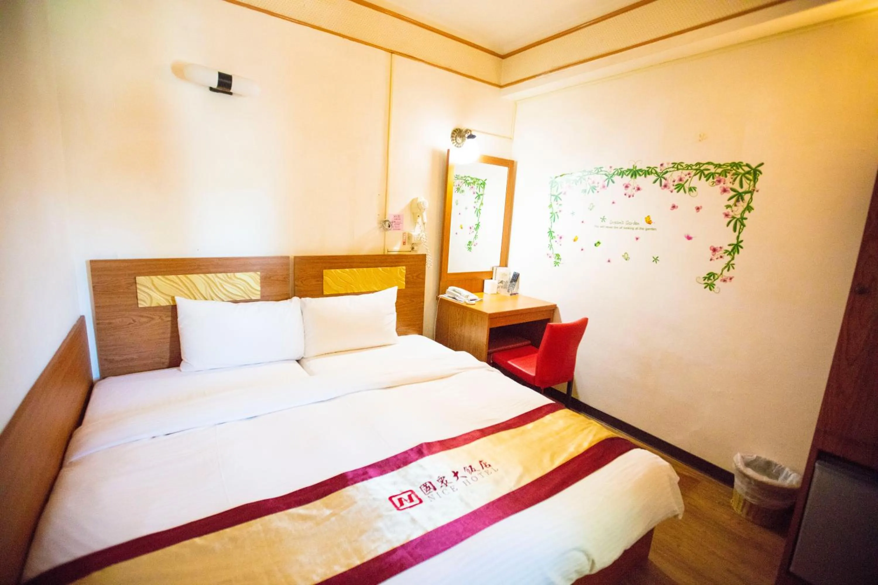 Photo of the whole room, Bed in LI QING Hotel