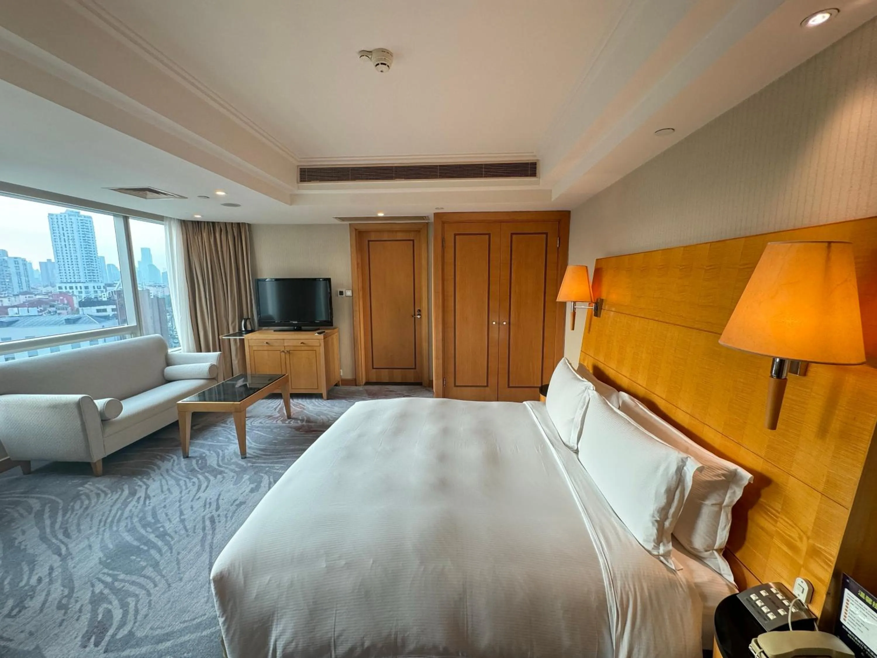 Photo of the whole room, Bed in DoubleTree by Hilton Shanghai Pudong - Present welcome cookie