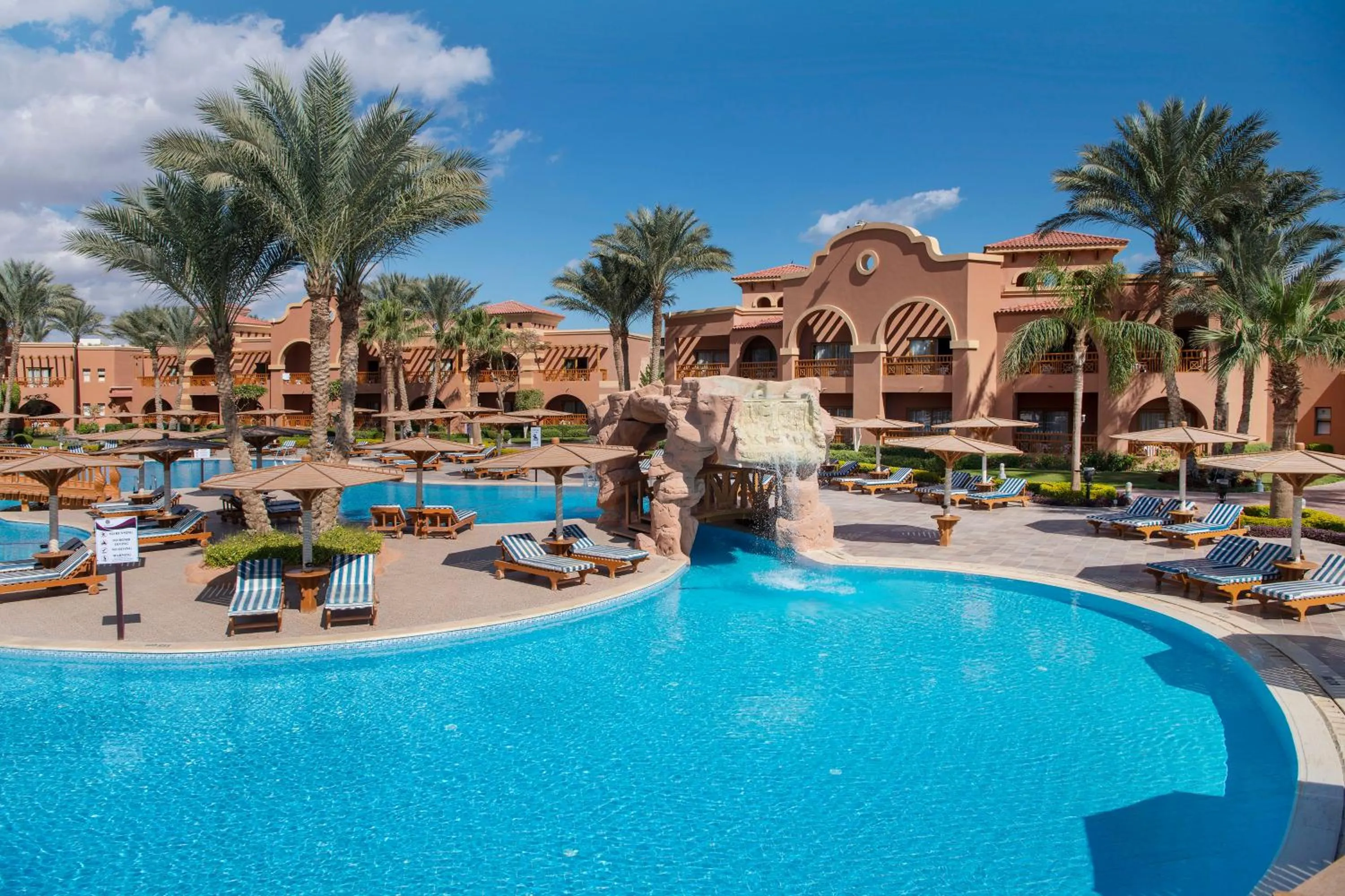 Swimming pool in Charmillion Gardens Aquapark