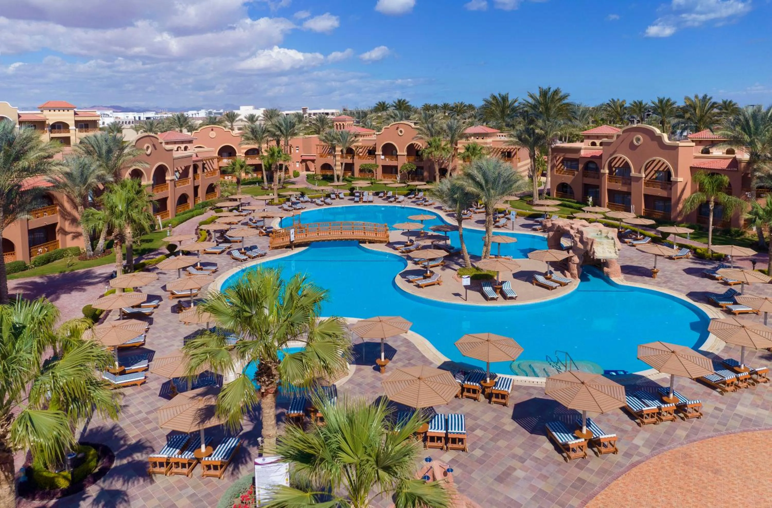 Swimming pool in Charmillion Gardens Aquapark