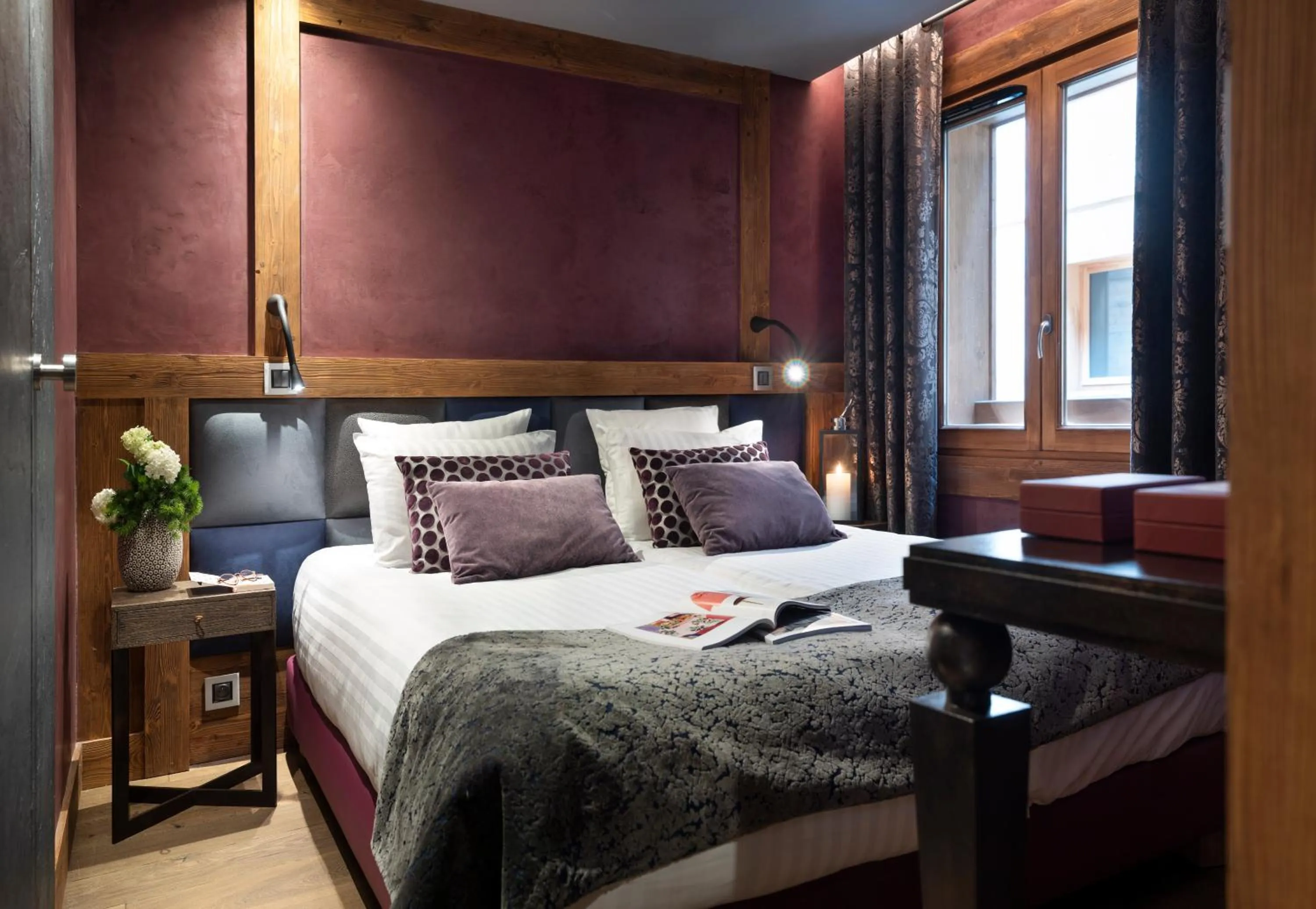 Photo of the whole room, Bed in MGM Hôtels & Résidences - Hôtel Les Suites d'Alexane