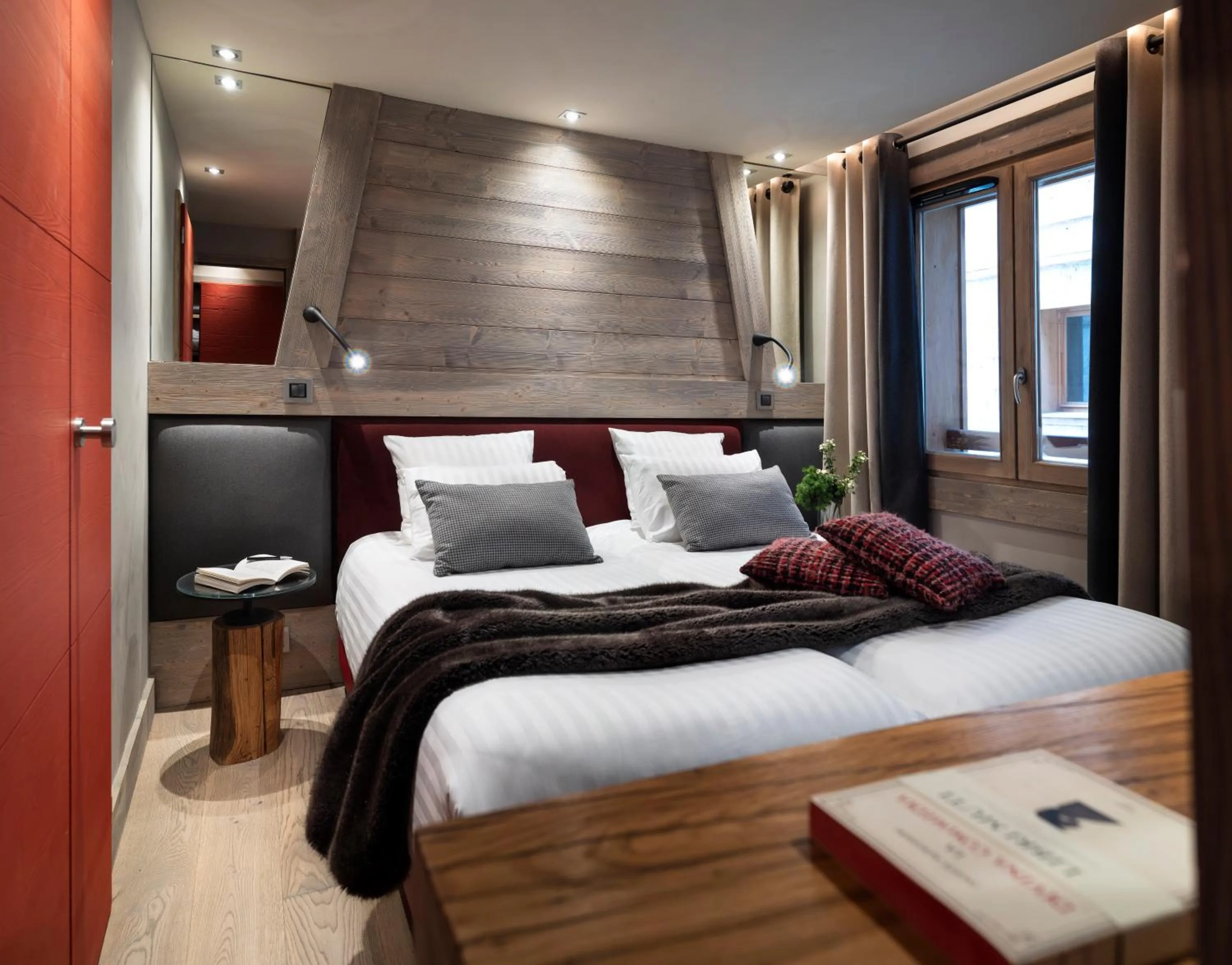 Photo of the whole room, Bed in MGM Hôtels & Résidences - Hôtel Les Suites d'Alexane