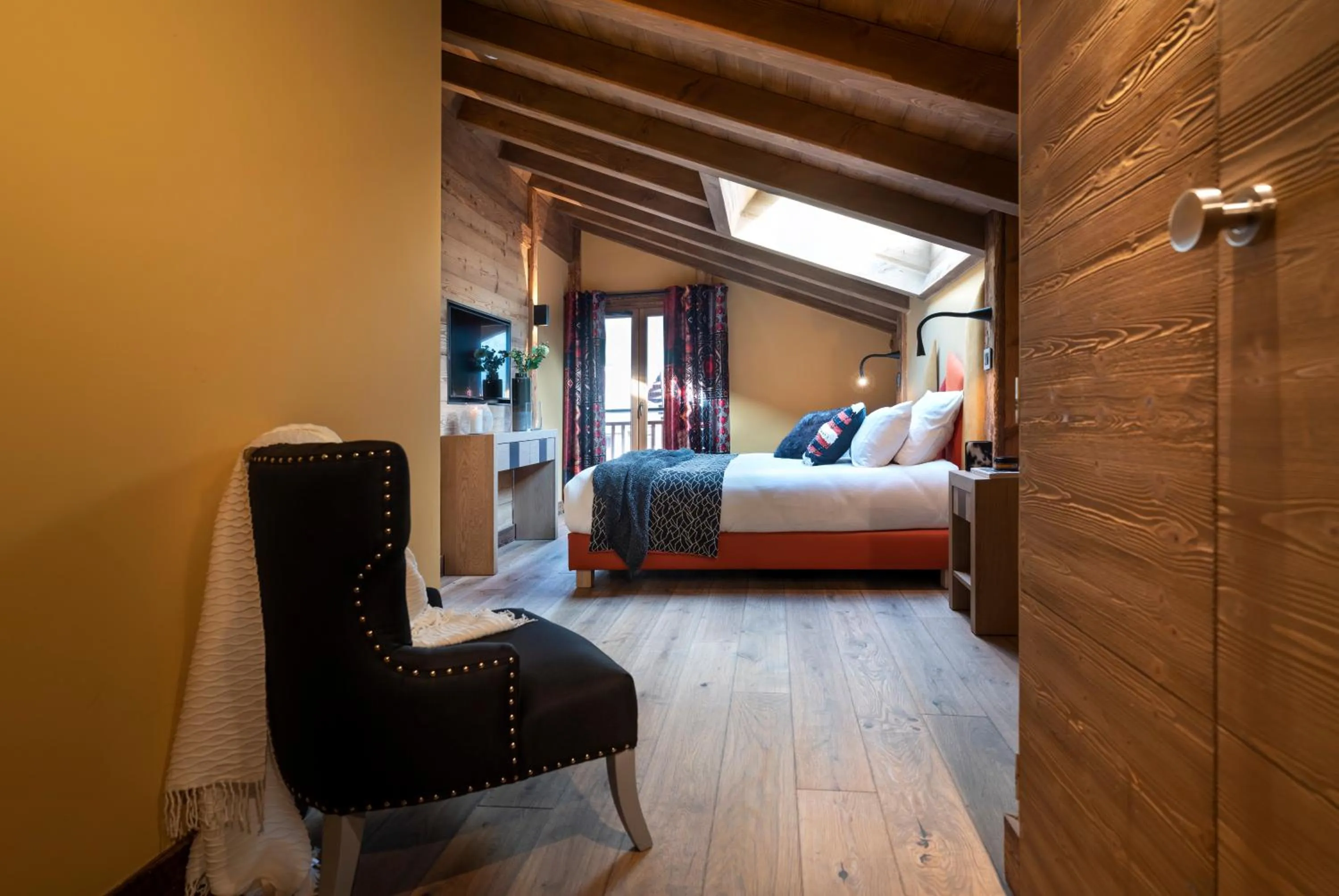 Photo of the whole room, Bed in MGM Hôtels & Résidences - Hôtel Les Suites d'Alexane