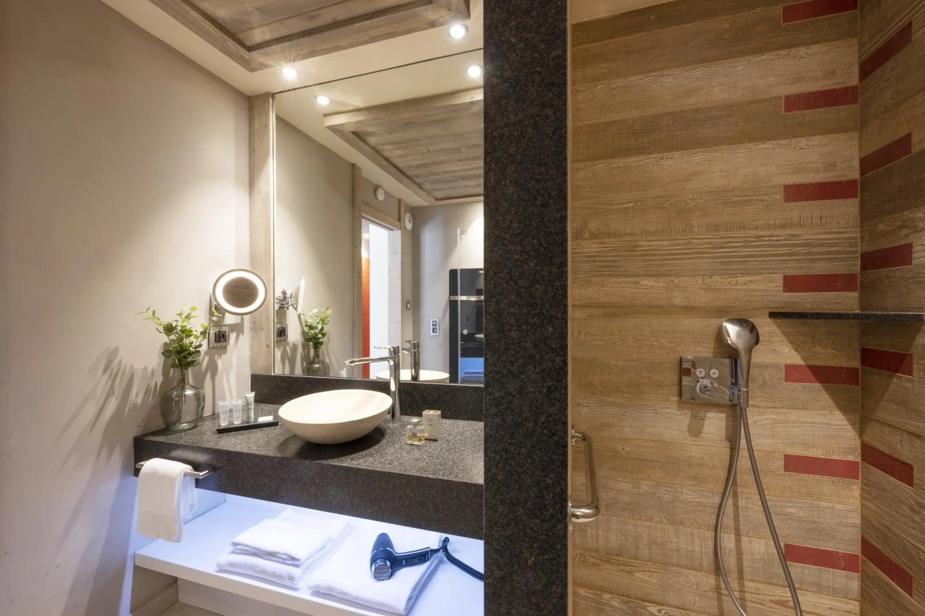 Shower in MGM Hôtels & Résidences - Hôtel Les Suites d'Alexane