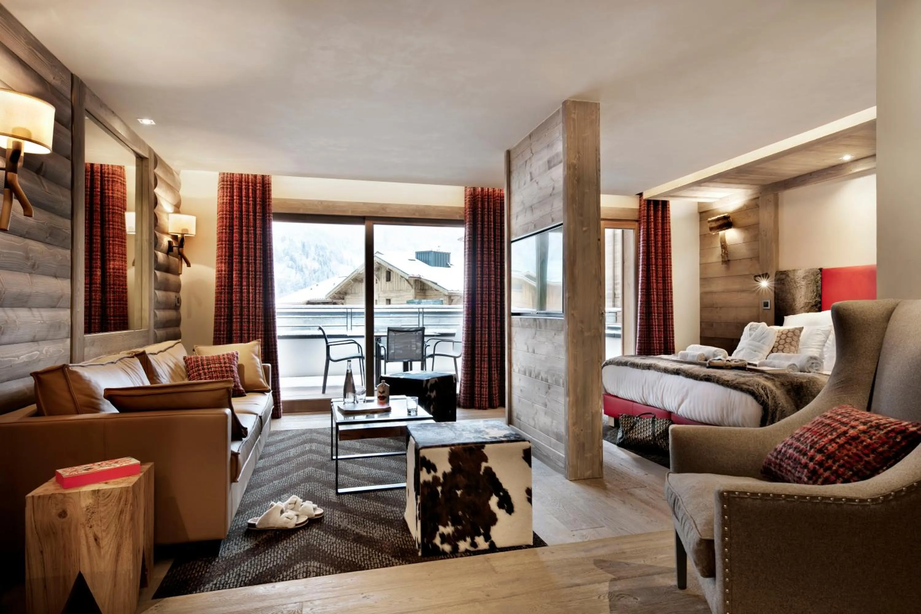 Living room, Bed in MGM Hôtels & Résidences - Hôtel Les Suites d'Alexane