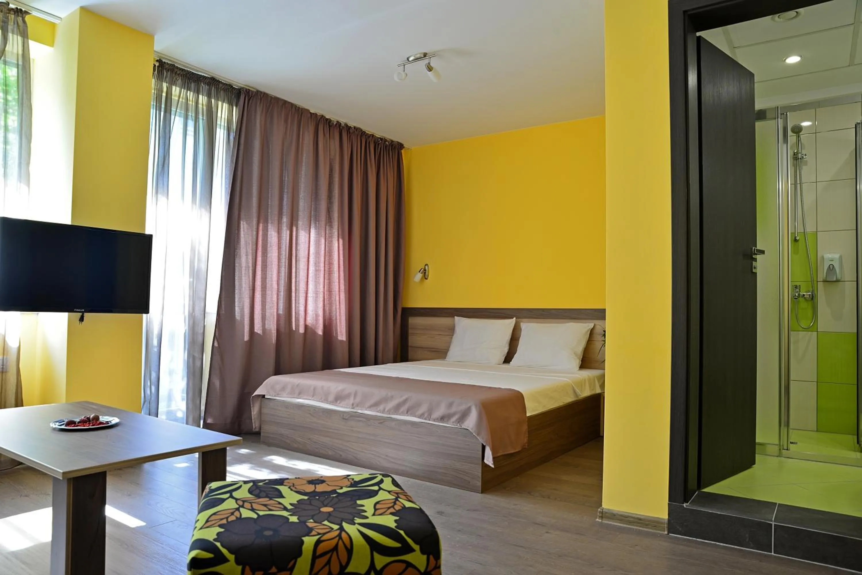 Shower, Bed in Visito Aparthouse