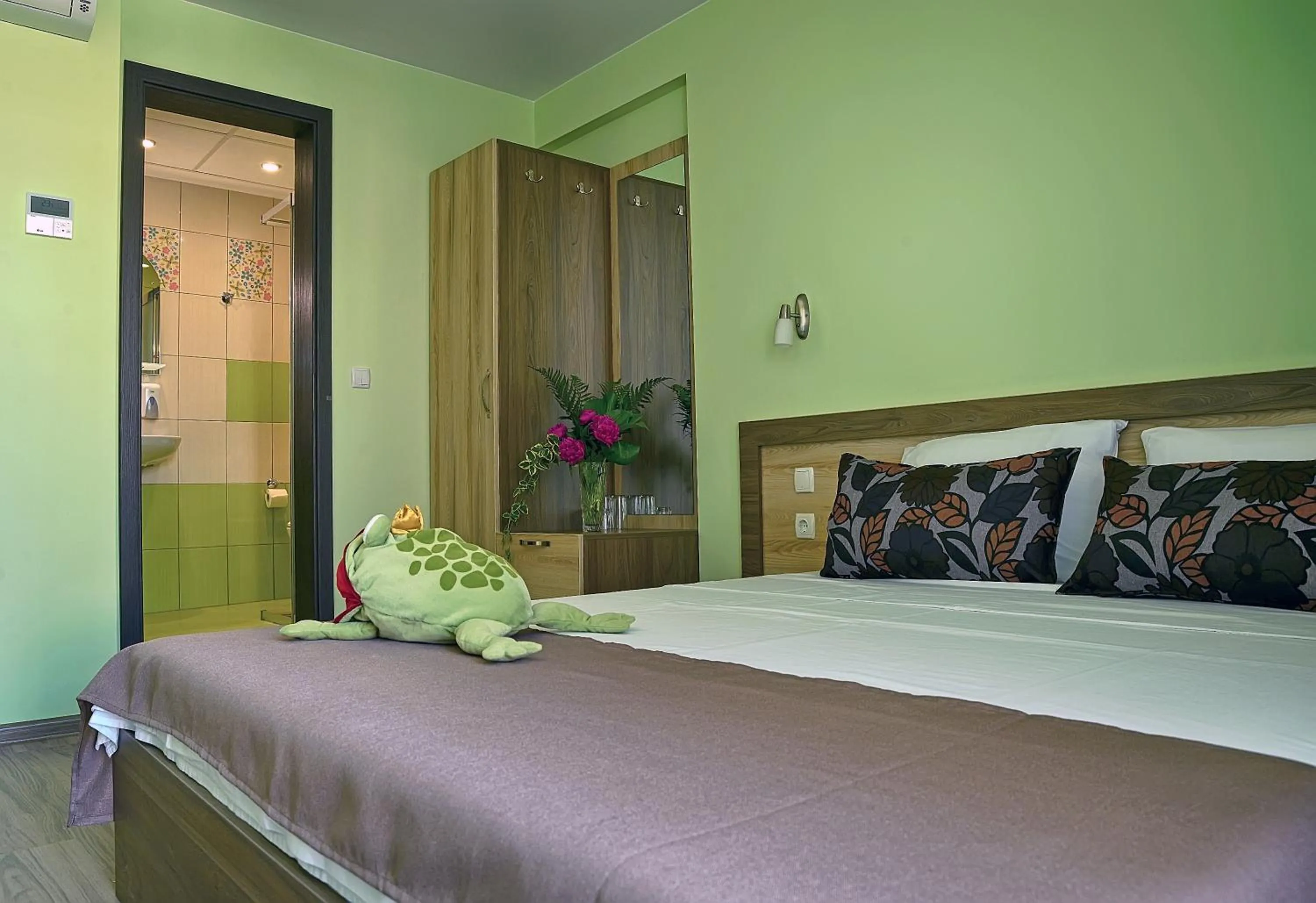 Shower, Bed in Visito Aparthouse