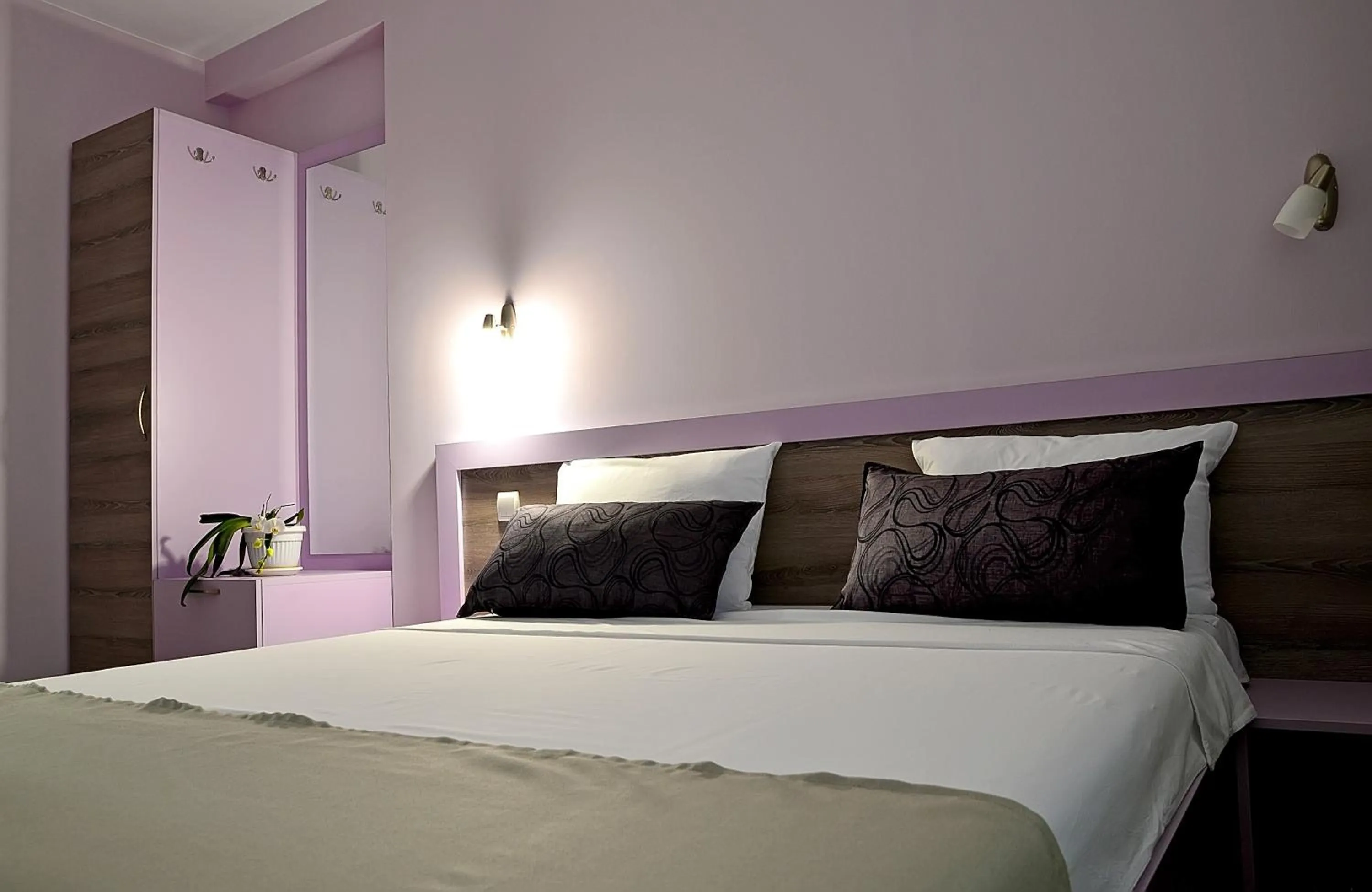 Shower, Bed in Visito Aparthouse