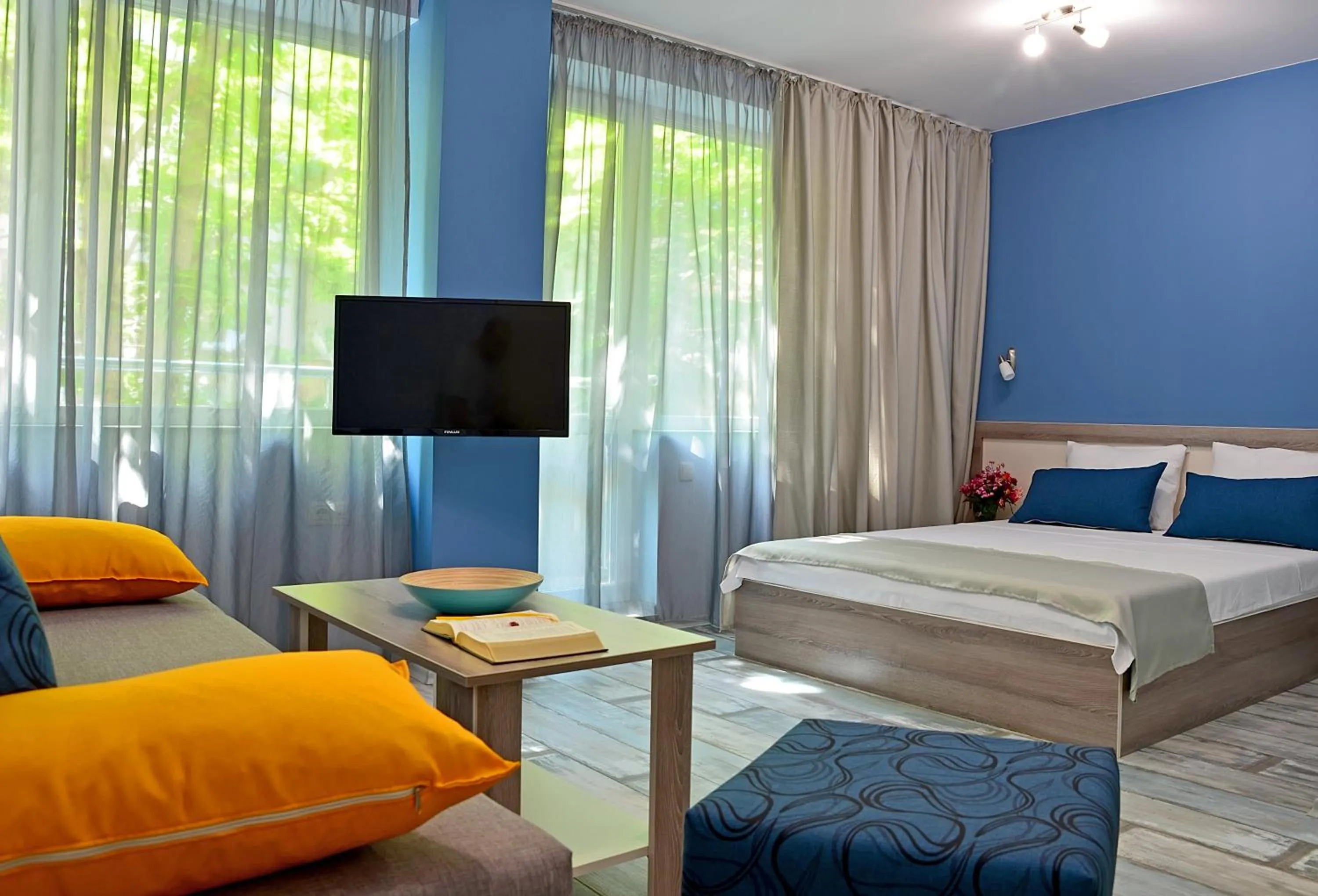 Shower, Bed in Visito Aparthouse