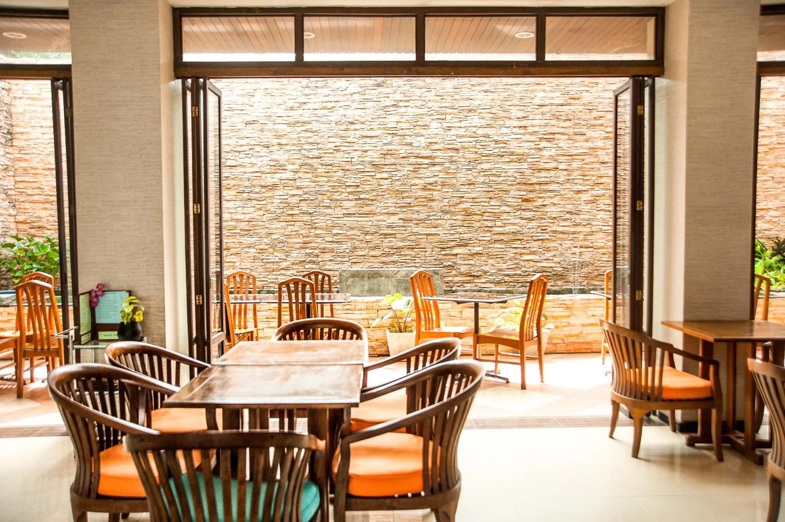 Restaurant/places to eat in Crystal Inn