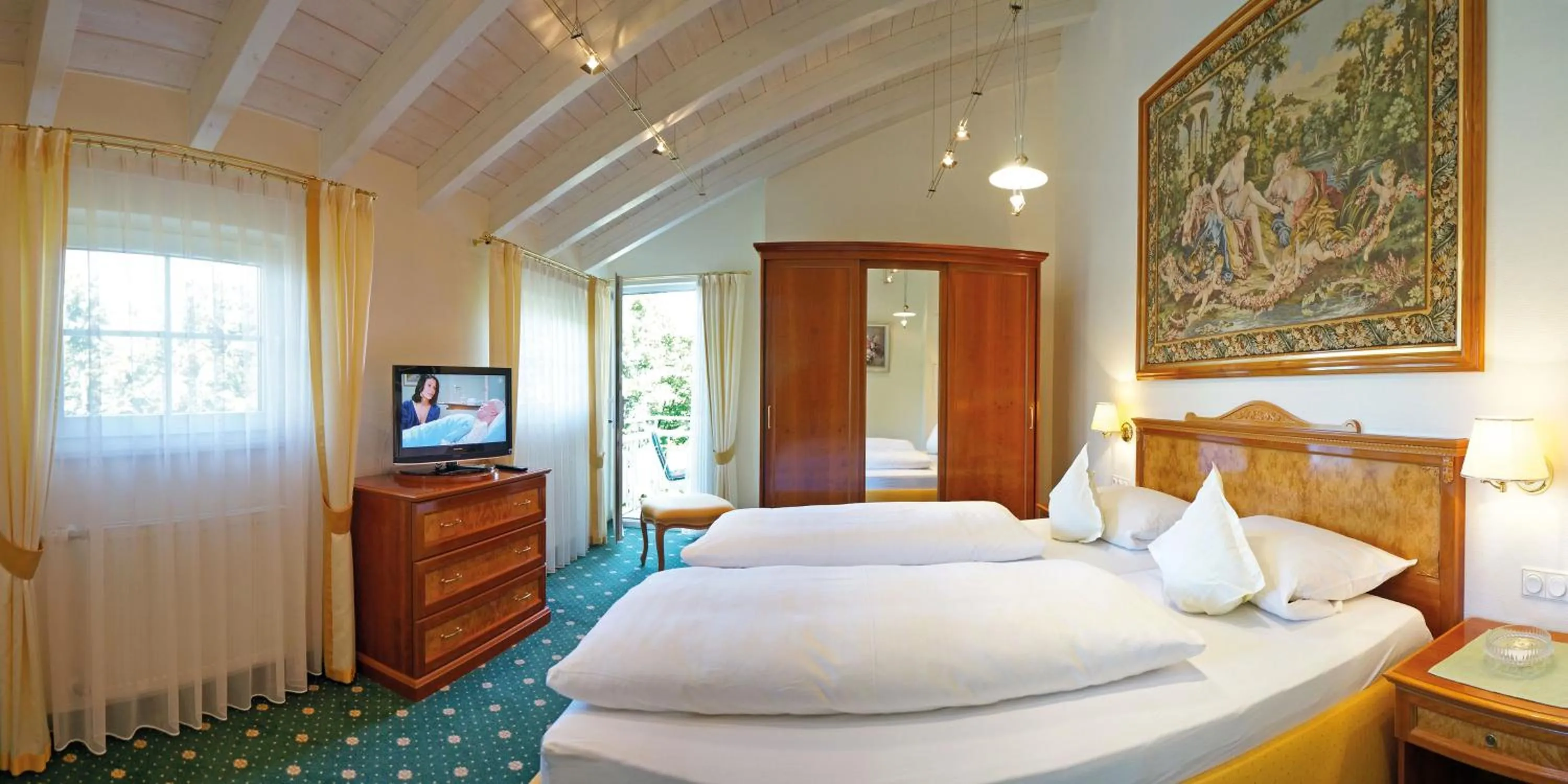 Photo of the whole room, Bed in Hotel Sacher-Stoiber