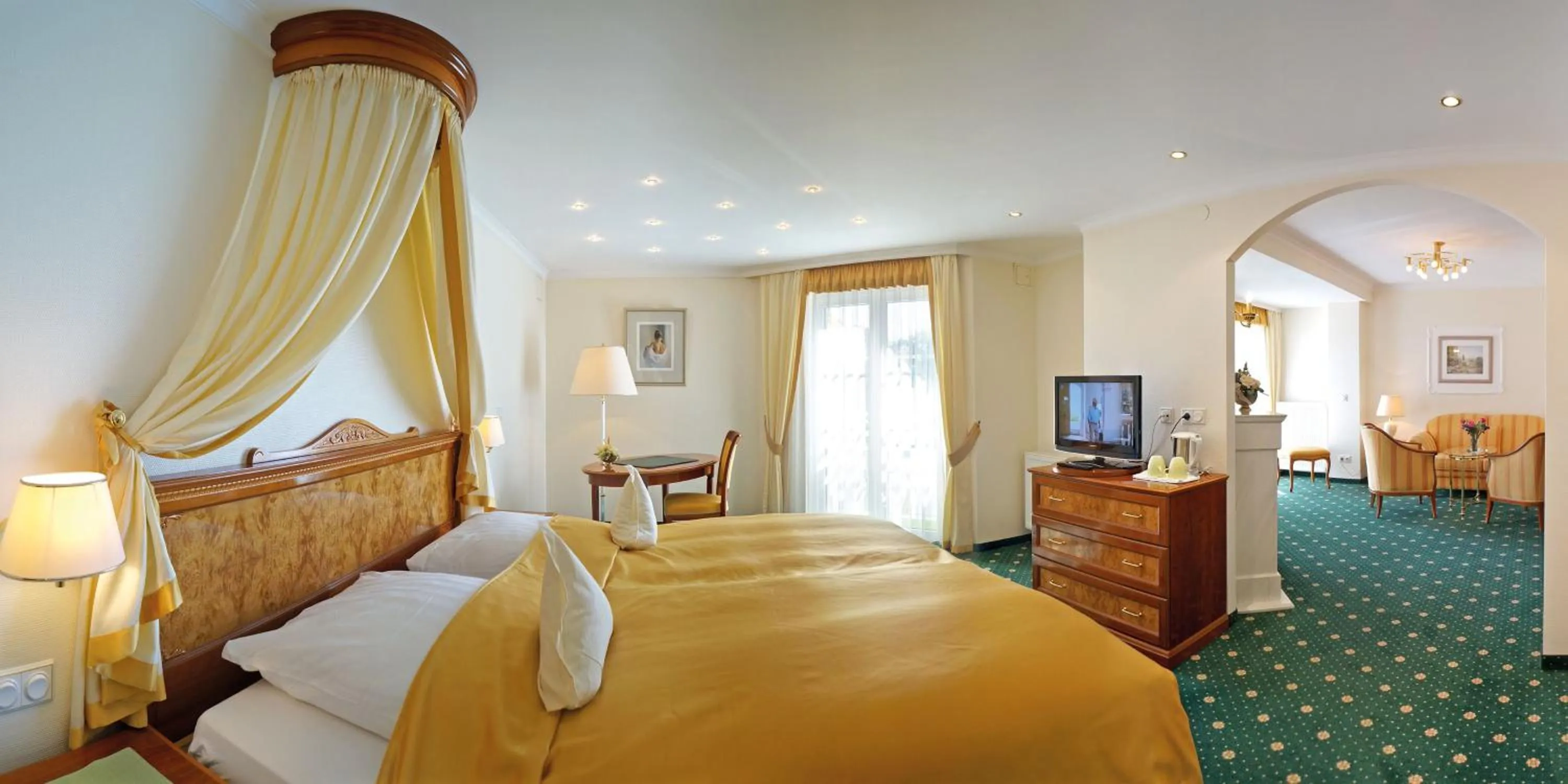 Photo of the whole room, Bed in Hotel Sacher-Stoiber