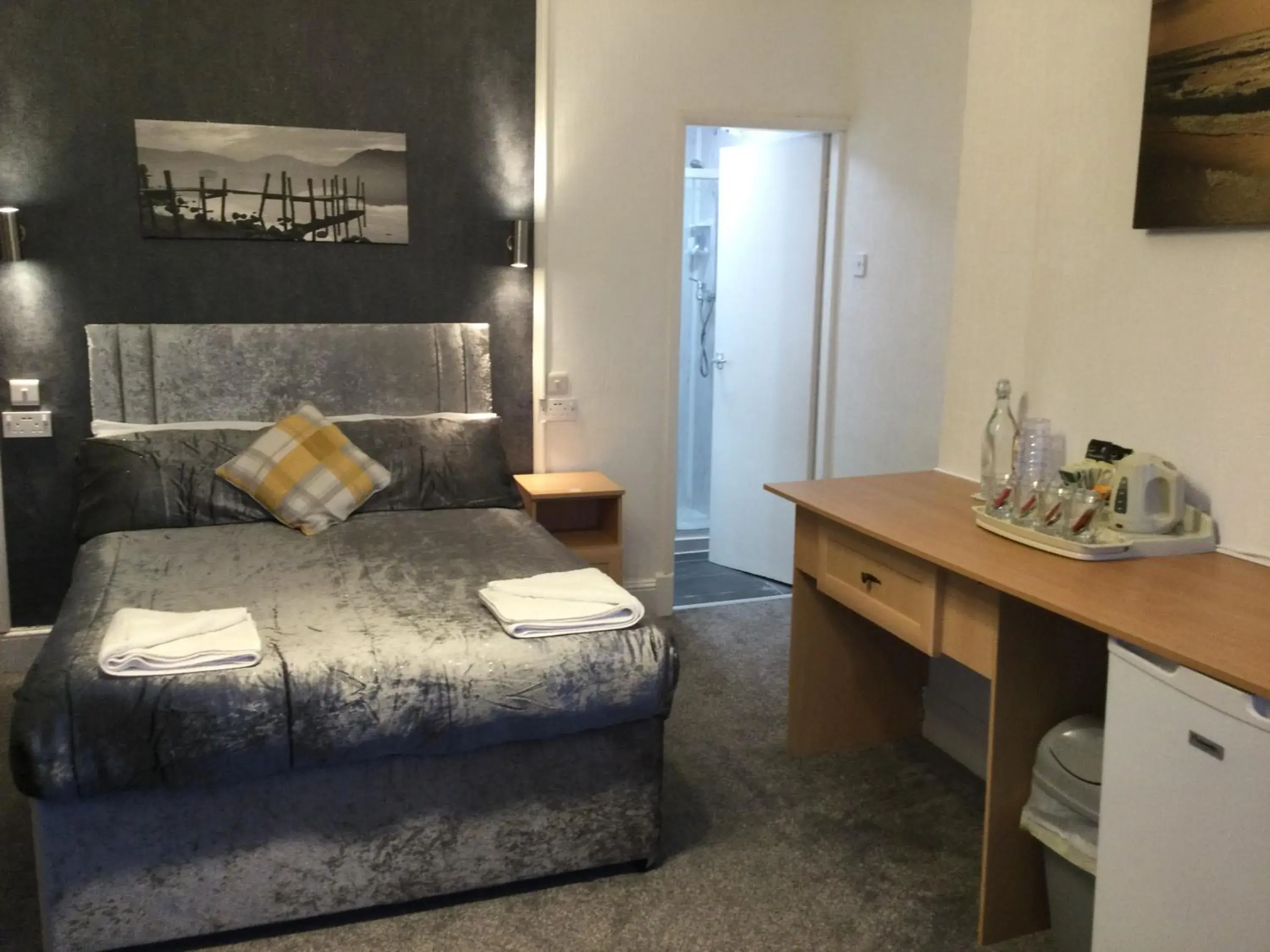 Sea-Facing Quadruple Room in THE TREVONE, Llandudno Sea-Facing Quadruple Room in THE TREVONE, Llandudno