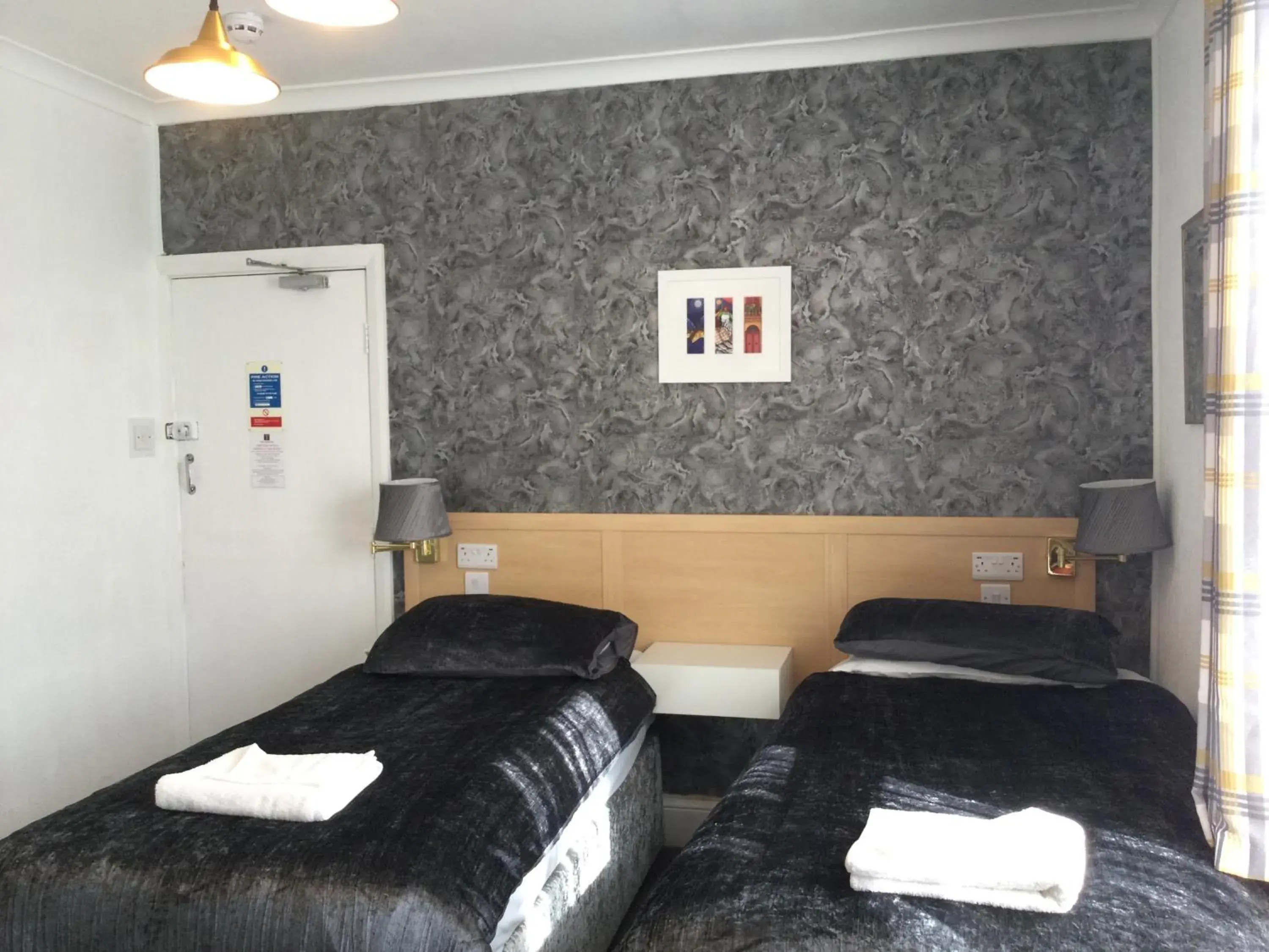 Rear-Facing Twin Room with Shower in THE TREVONE, Llandudno Rear-Facing Twin Room with Shower in THE TREVONE, Llandudno