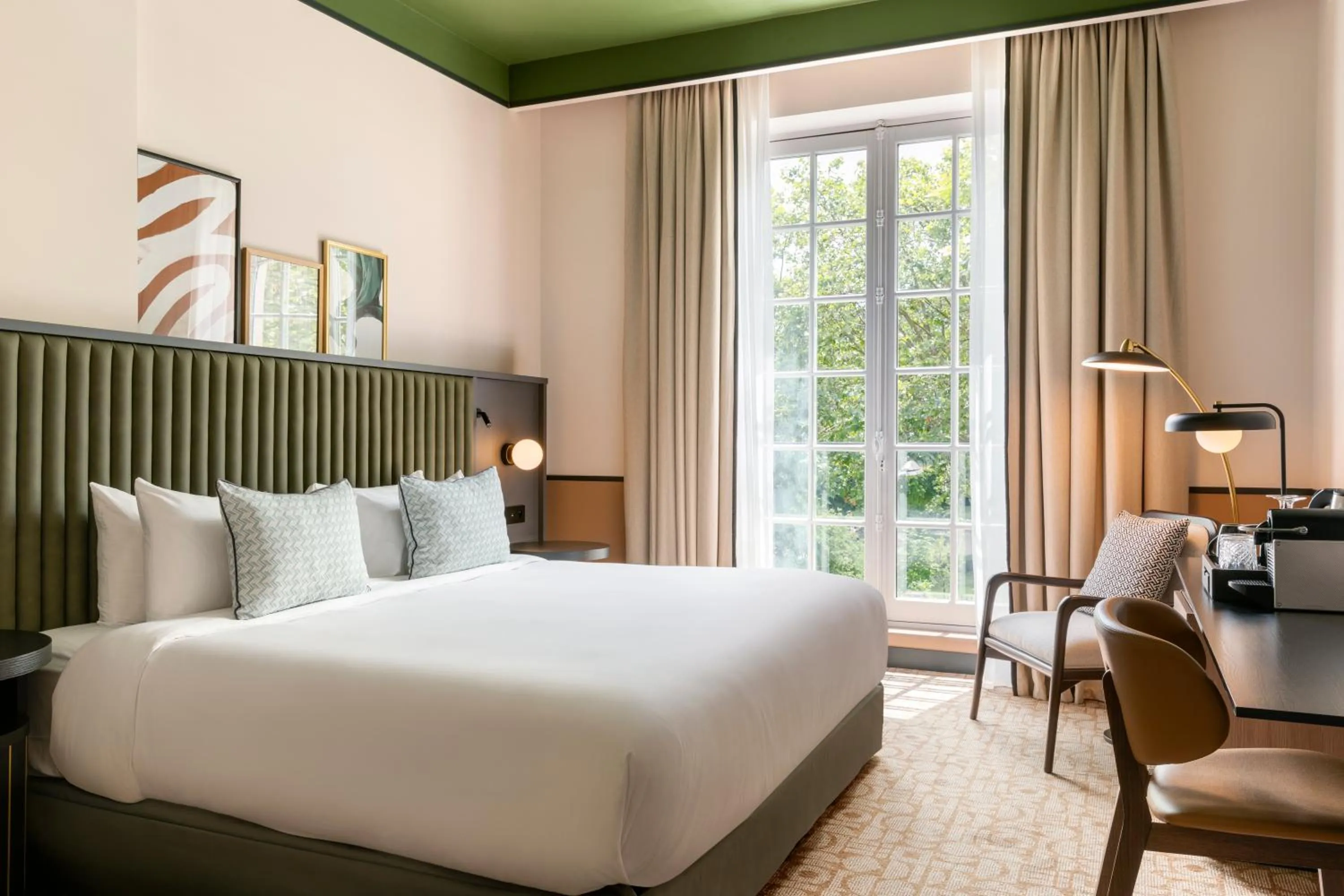 City view, Bed in Le Parchamp, a Tribute Portfolio Hotel, Paris Boulogne