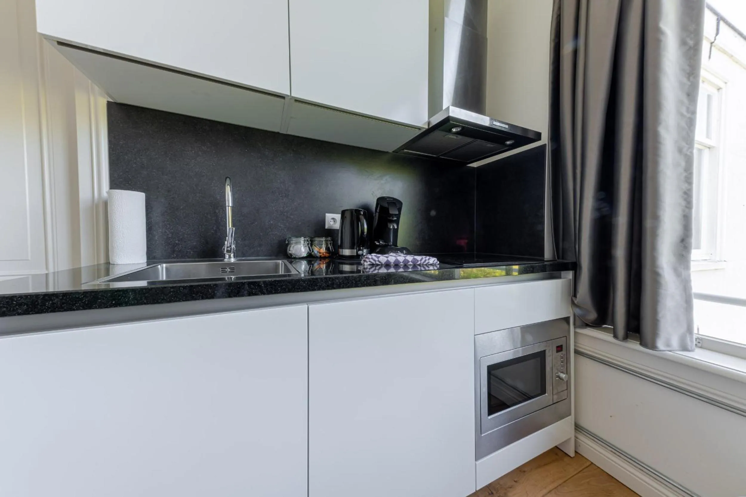 Kitchen or kitchenette in Plantage Hortus Apartments