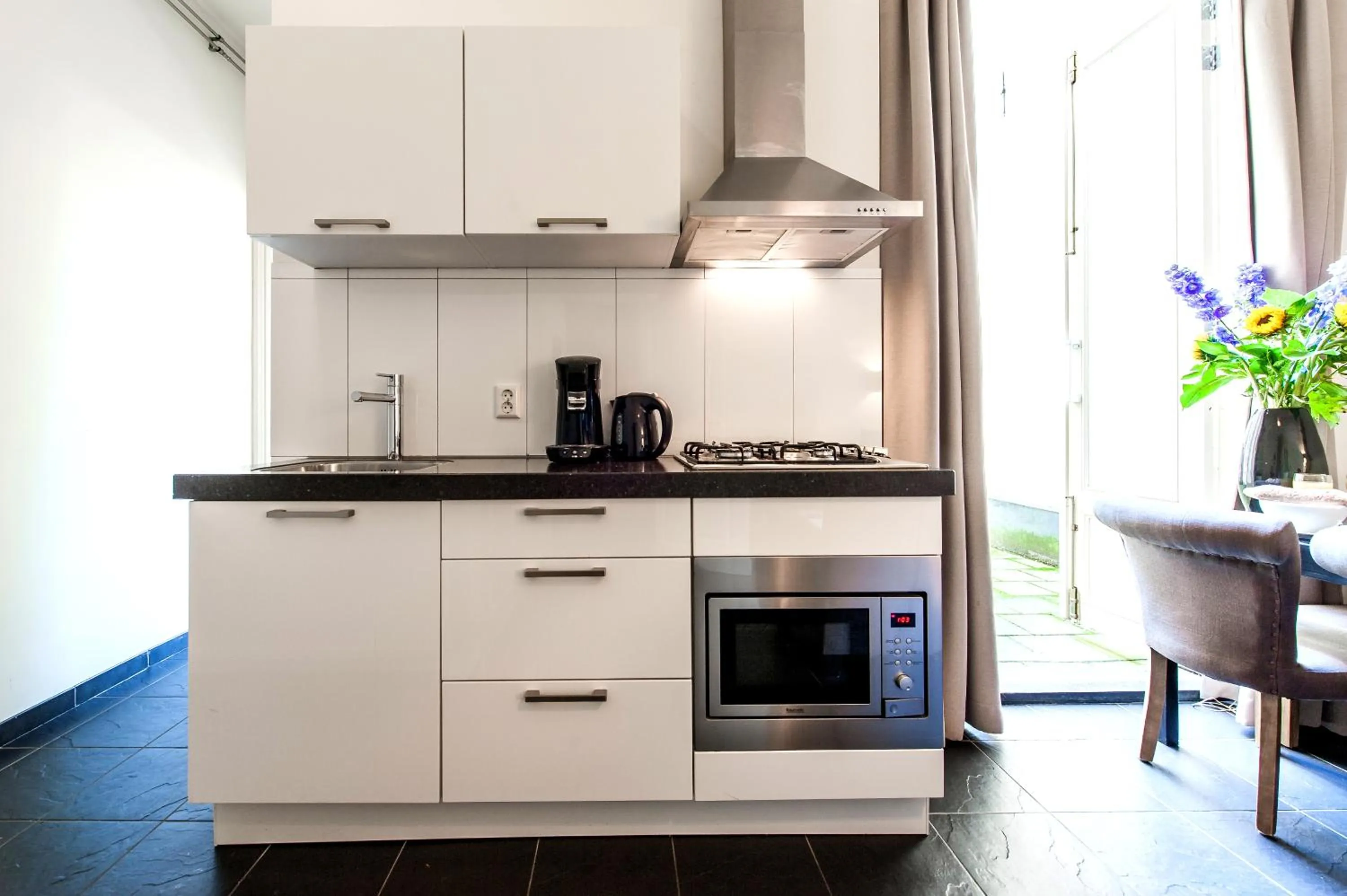 Kitchen or kitchenette in Plantage Hortus Apartments