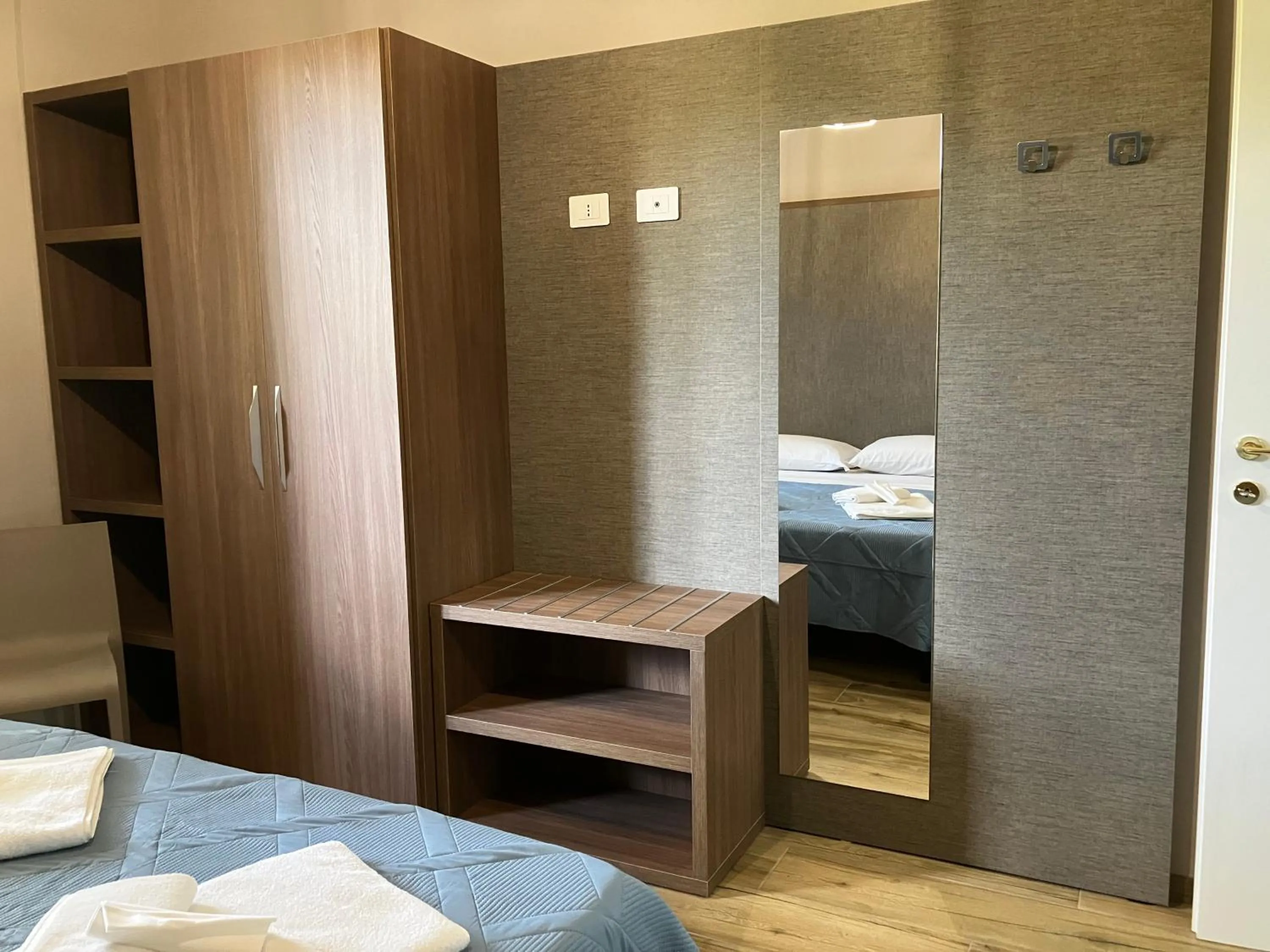 wardrobe, Bed in Hotel Torricella
