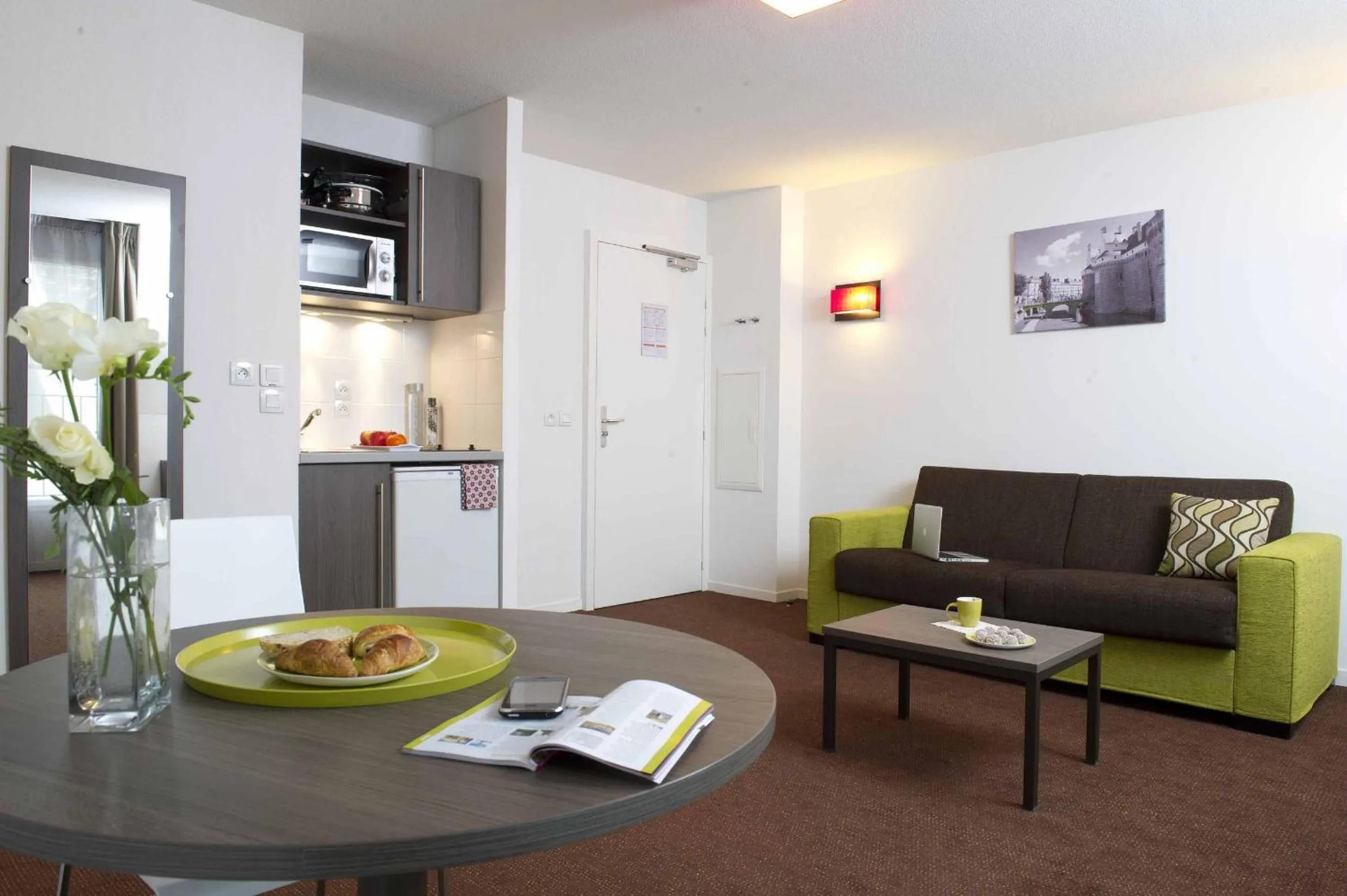 Kitchen or kitchenette in Aparthotel Adagio Access Nantes Viarme