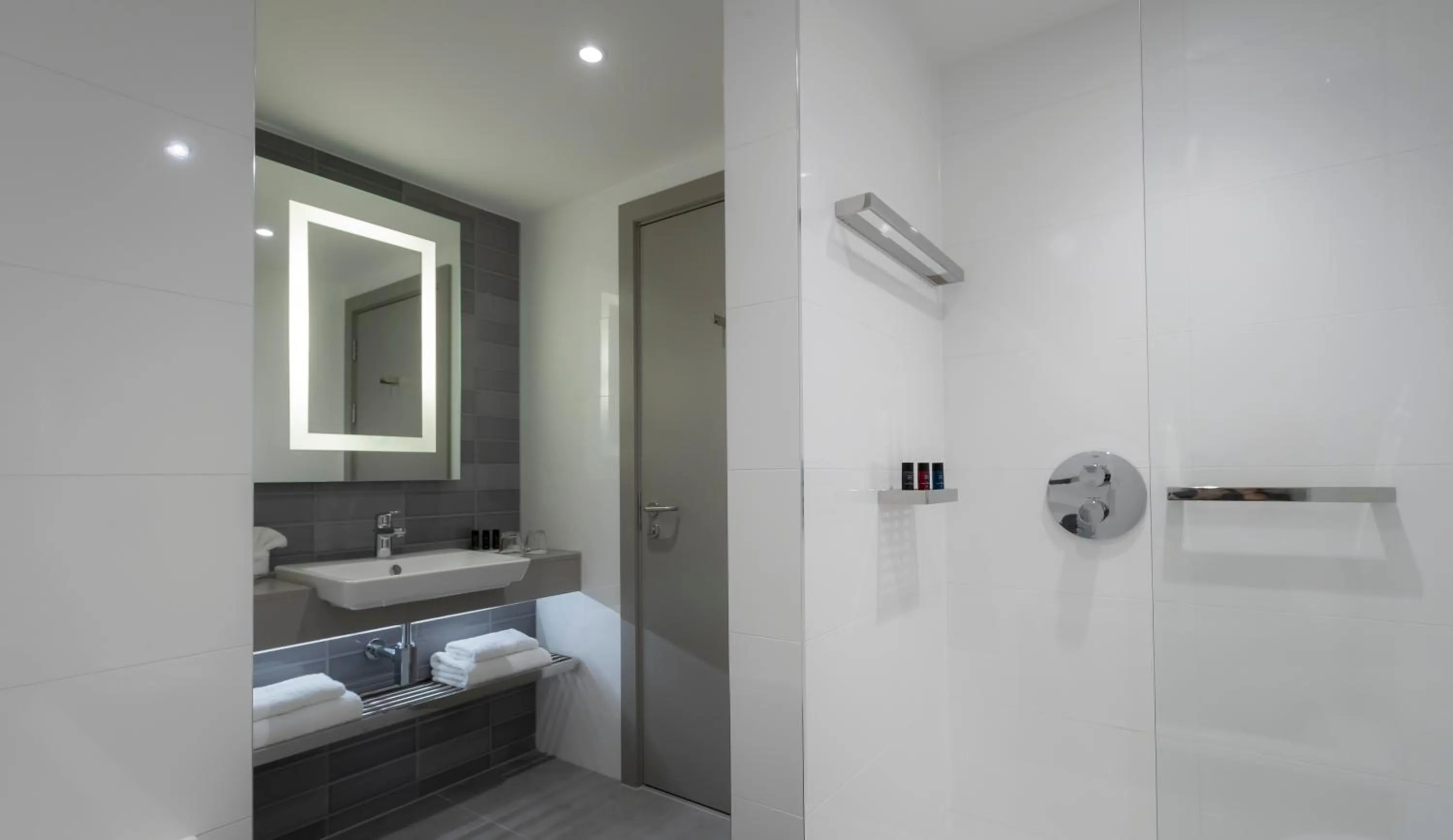 Shower, Bed in Clayton Hotel Charlemont