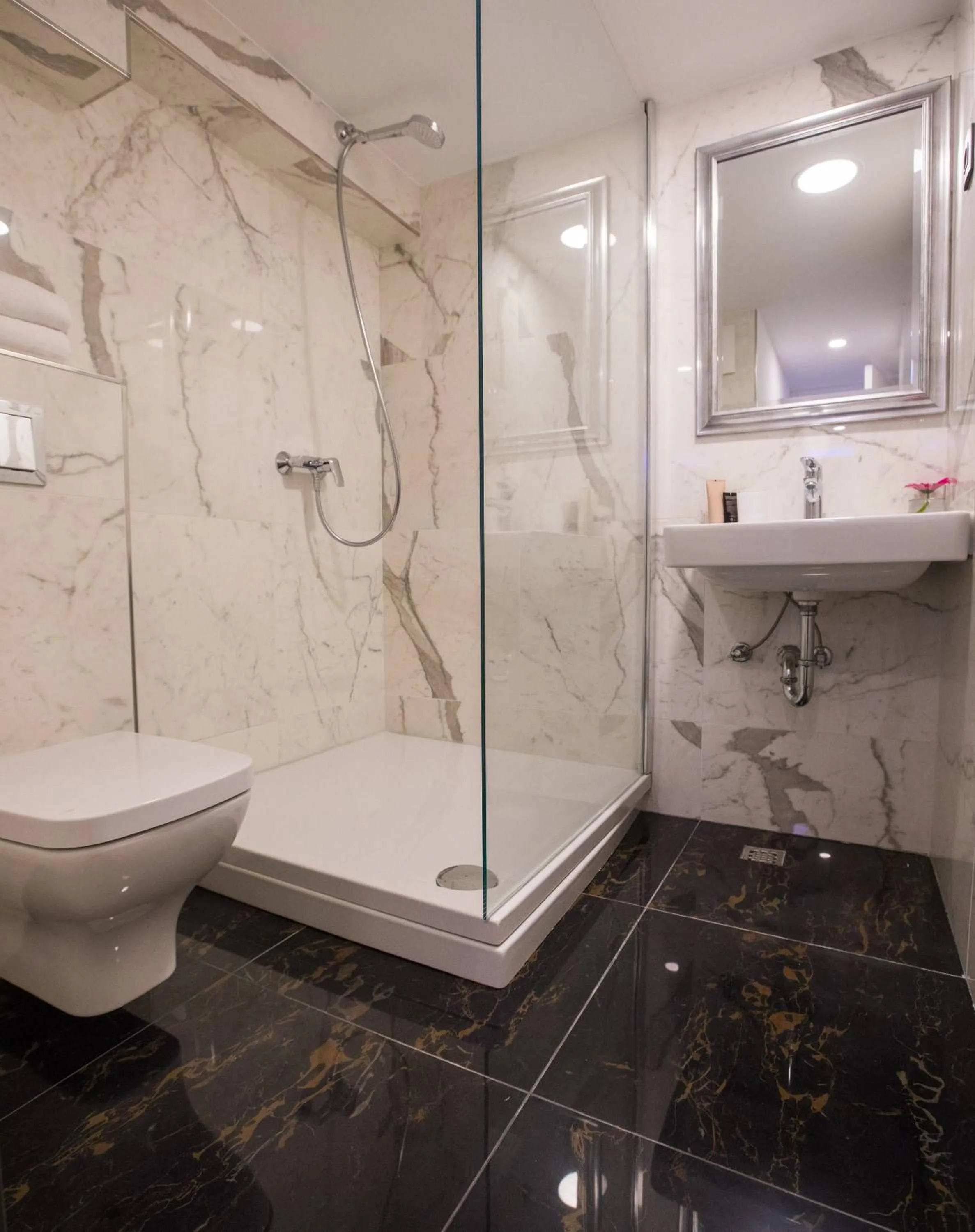 Bathroom in Soleil Luxury Rooms Old town