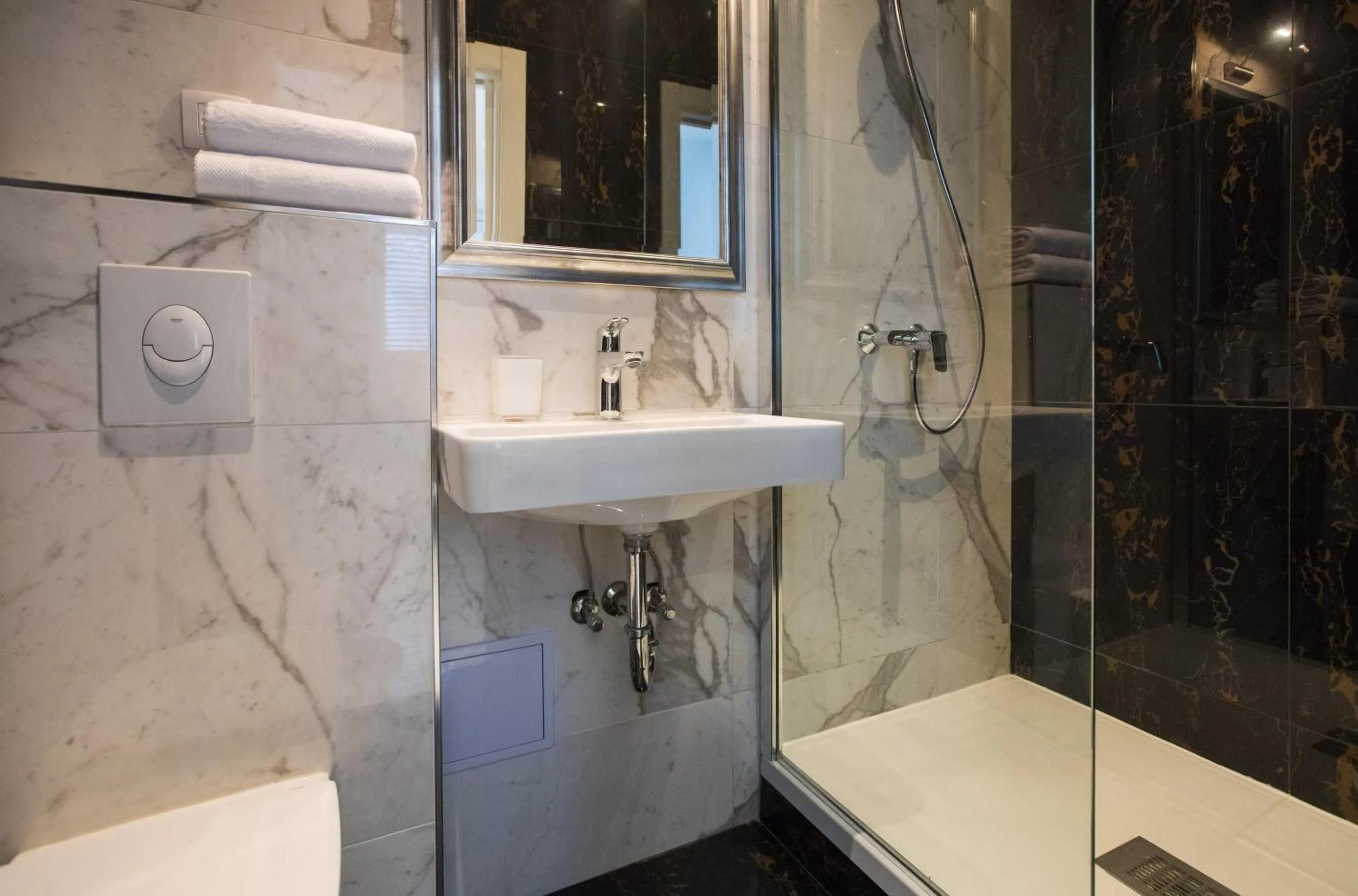 Bathroom in Soleil Luxury Rooms Old town