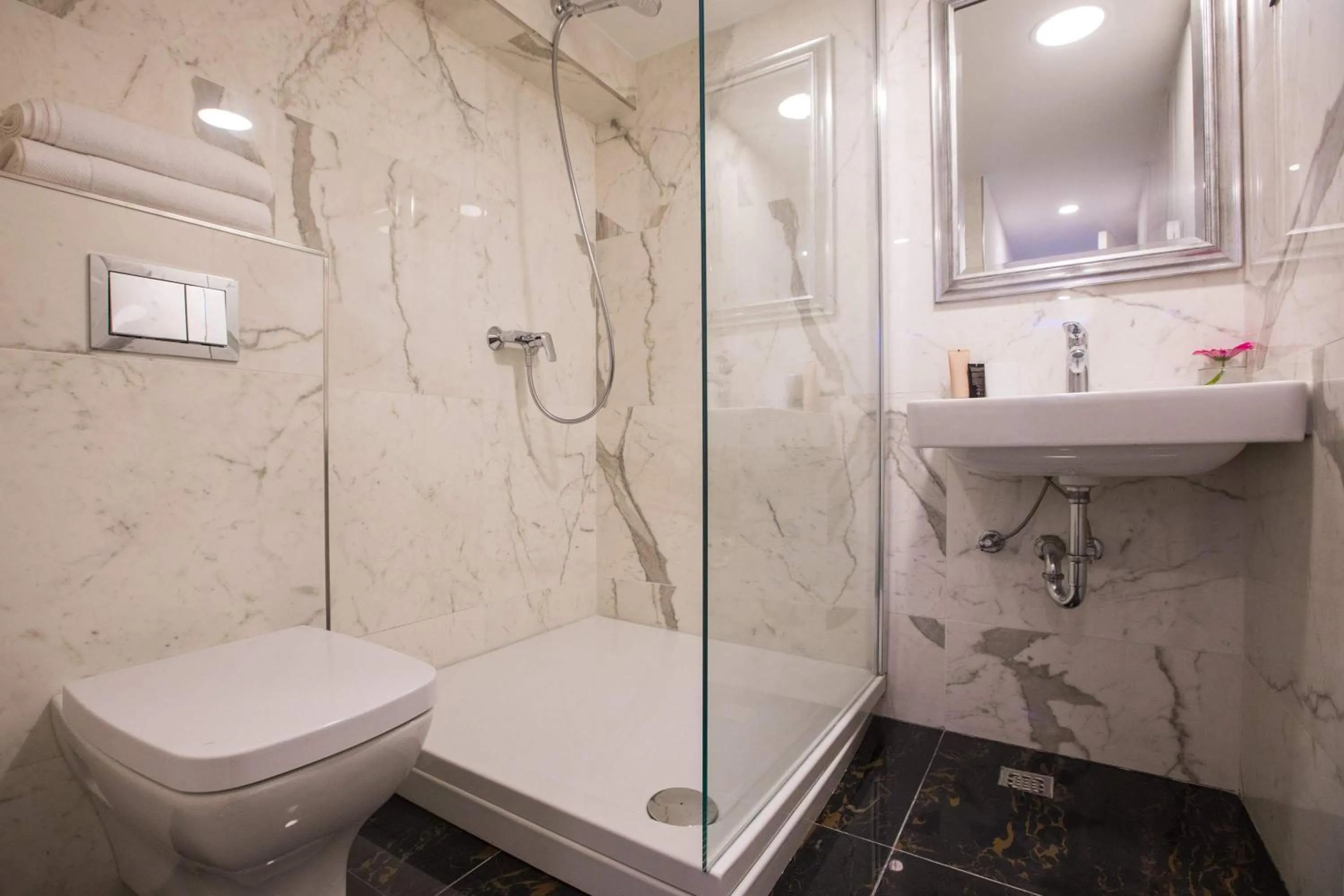 Bathroom in Soleil Luxury Rooms Old town