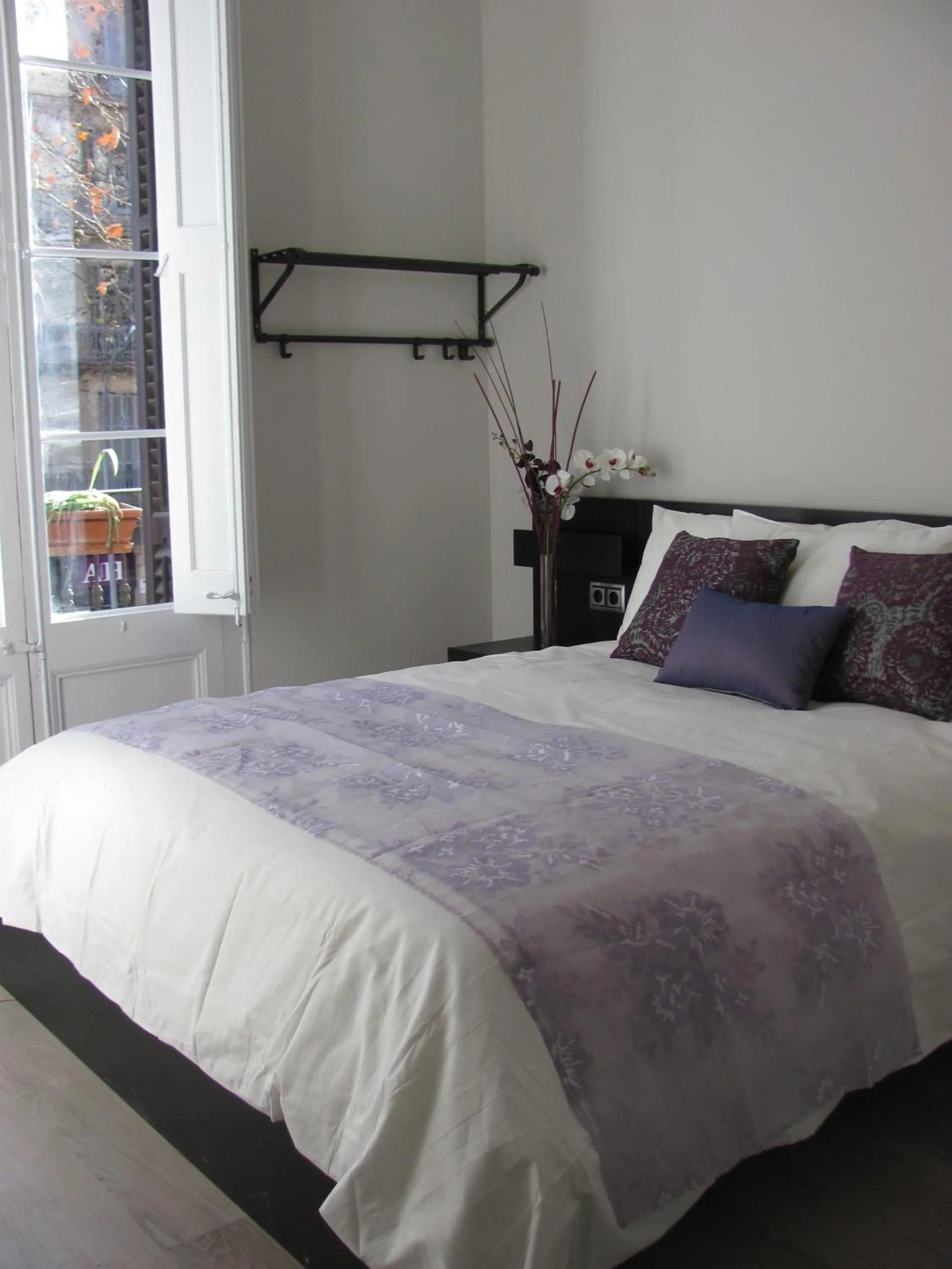 Photo of the whole room, Bed in BruStar Gotic-Centric