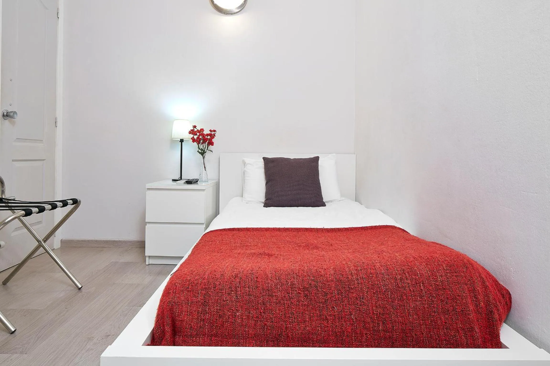 Photo of the whole room, Bed in BruStar Gotic-Centric