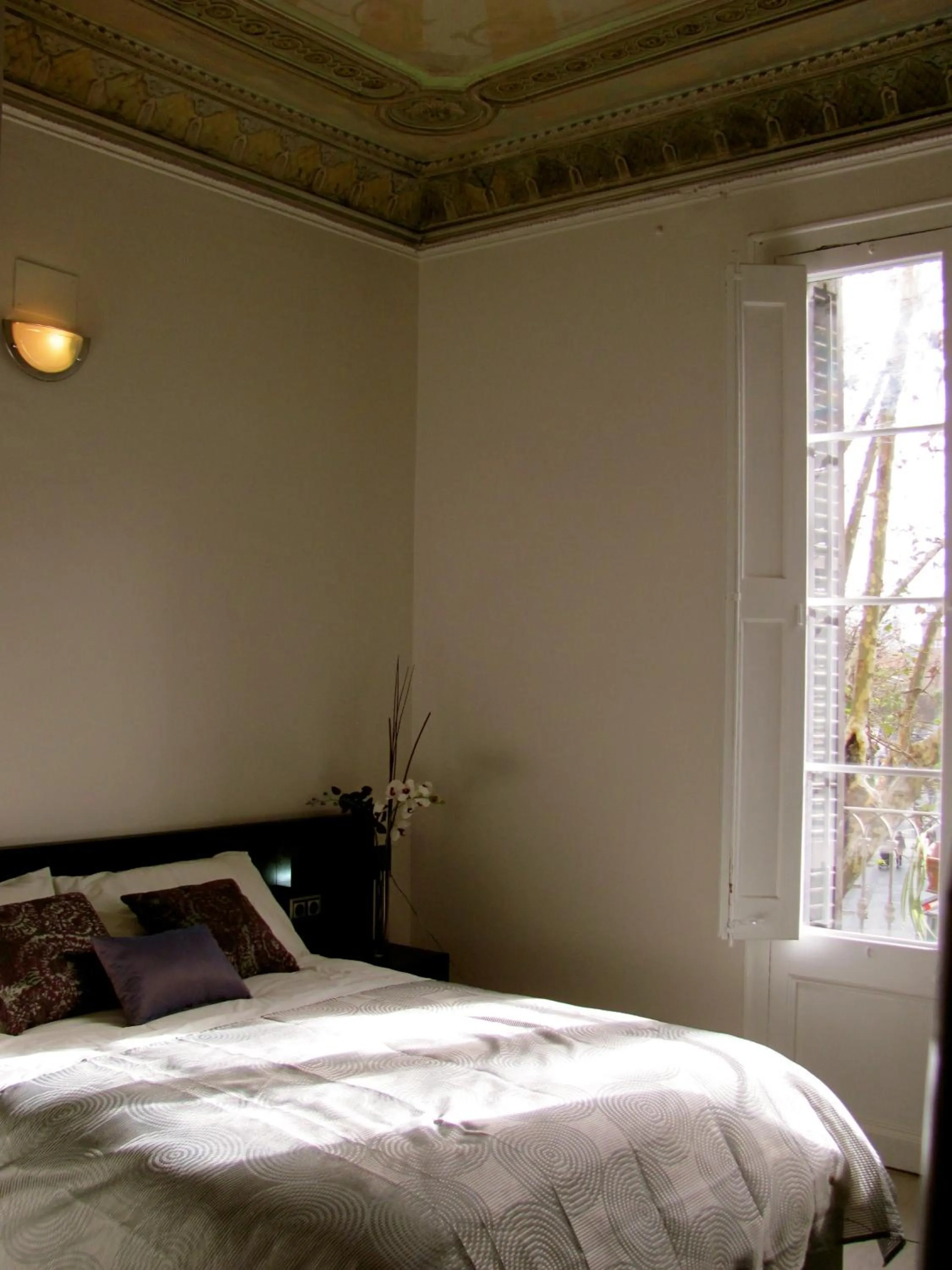 Photo of the whole room, Bed in BruStar Gotic-Centric